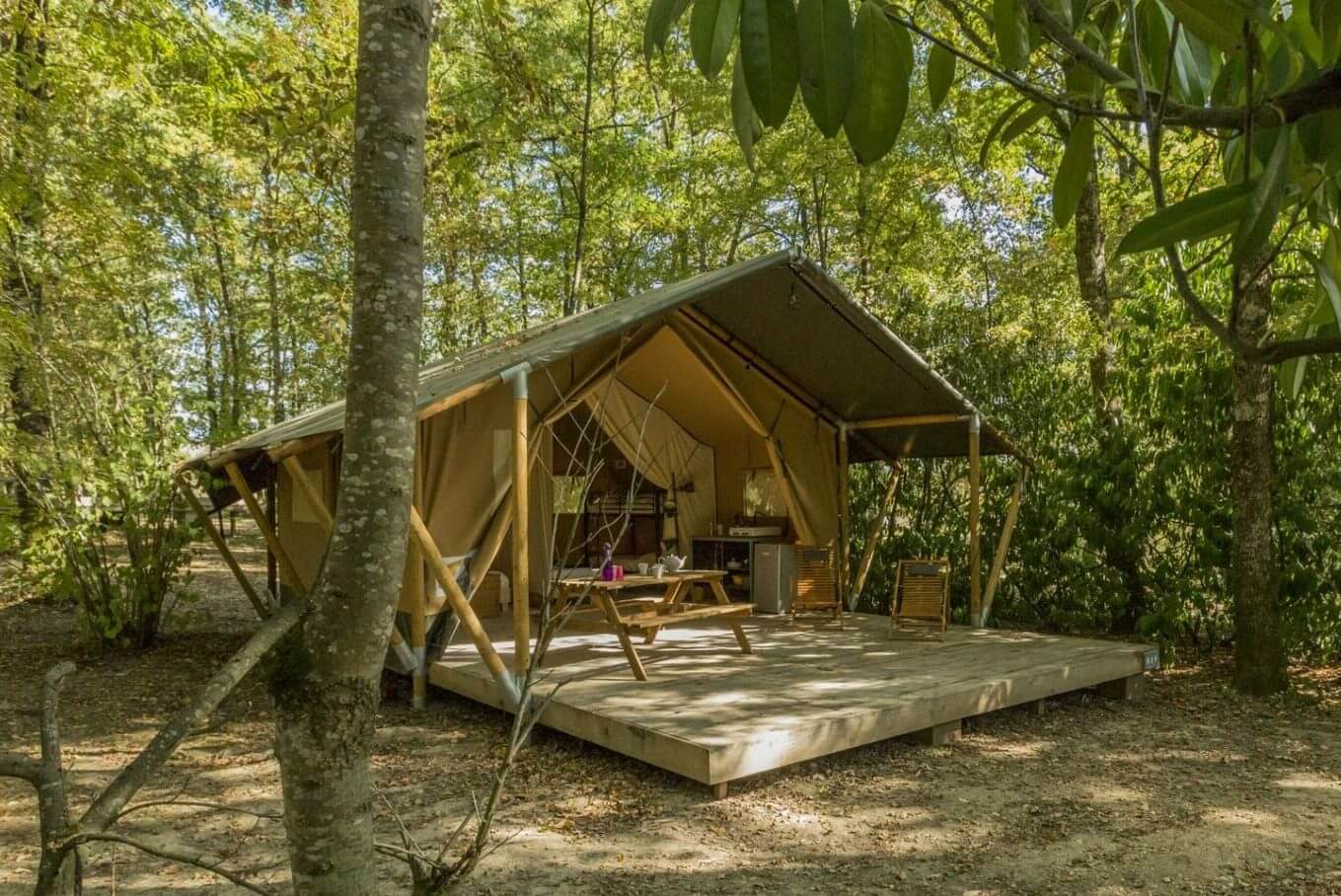 Палатка с подиумом в лесу.