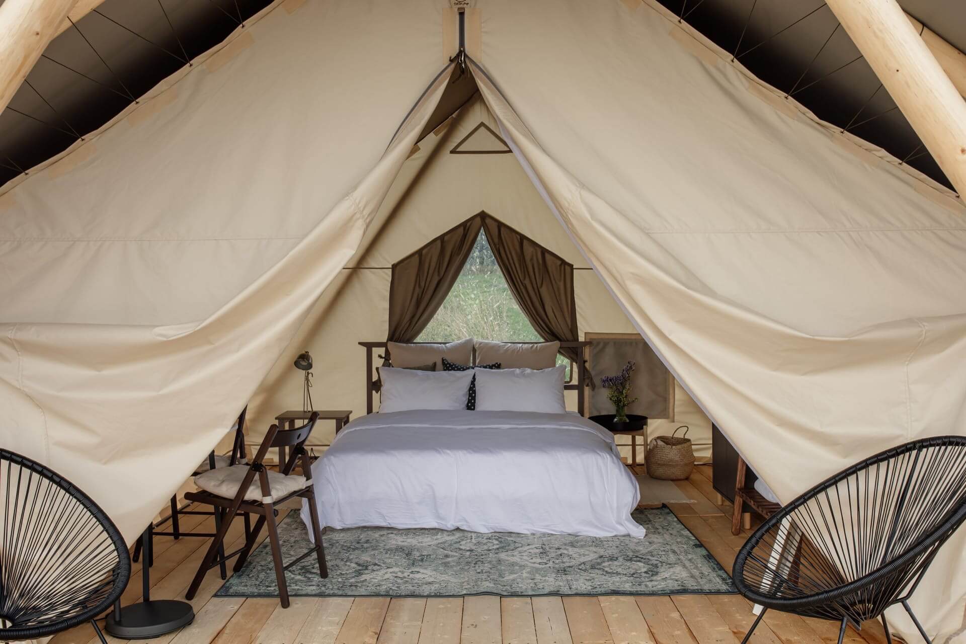 Интерьер палатки - комфорт гостиничного номера.