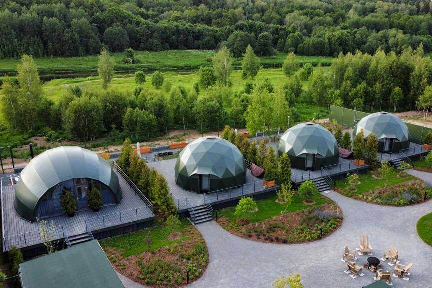 Панорамный вид: красивые, зеленые купола-палатки.
