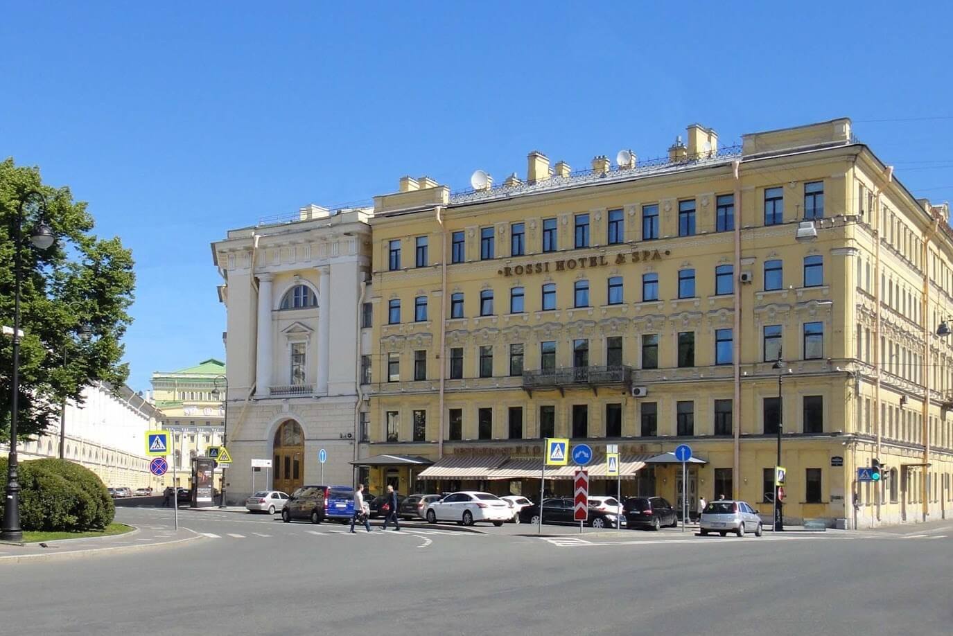 Центральный фасад выходит к Ломоносовскому скверу.