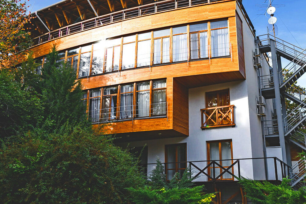 Фасад дома с деревянными элементами отделки.