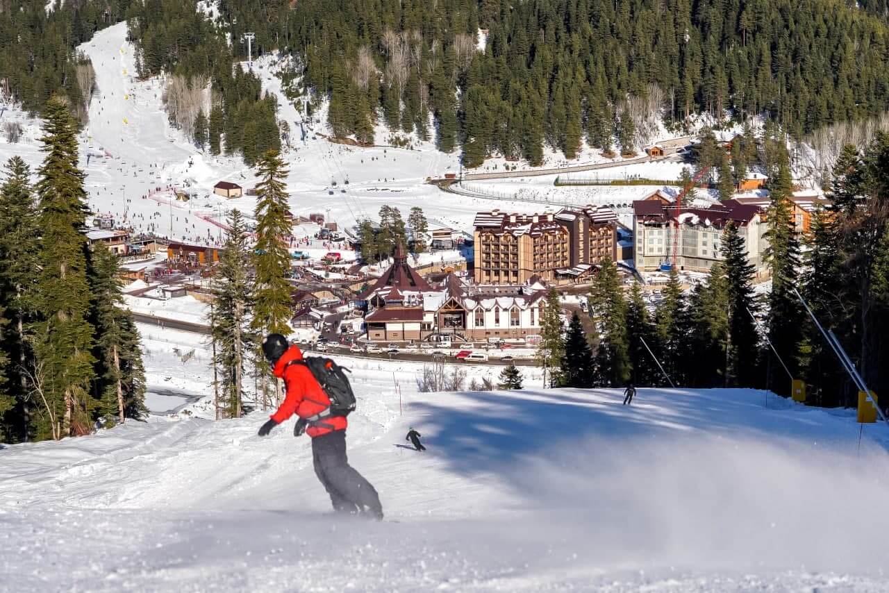 Спускаясь по склону на сноуборде можно наблюдать прекрасные зимние пейзажи.