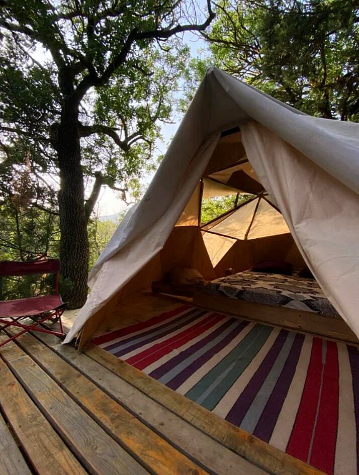 Небольшая, уютная палатка.