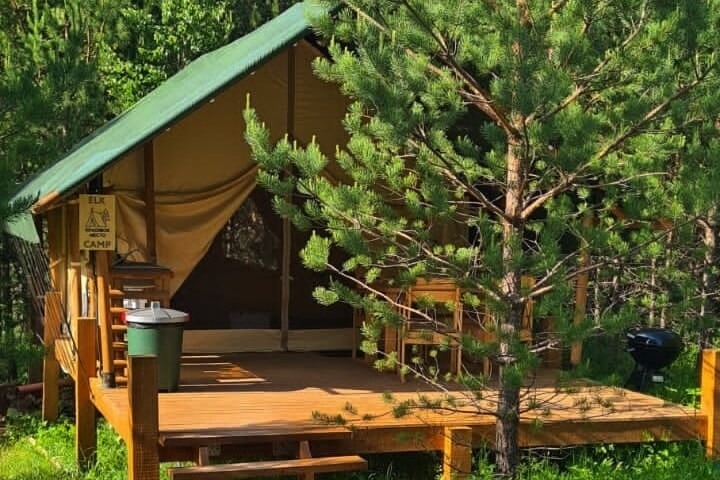 Небольшая палатка с террасой.