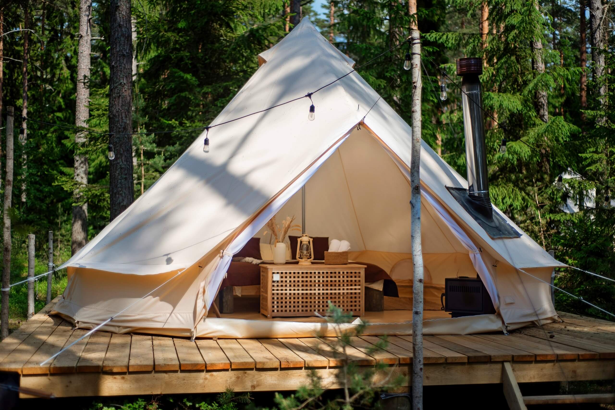 Палатка установлена на деревянном подиуме.