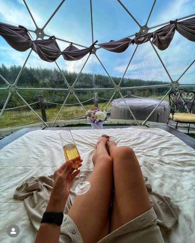 Интерьер палатки. Отдых с бокалом вина.