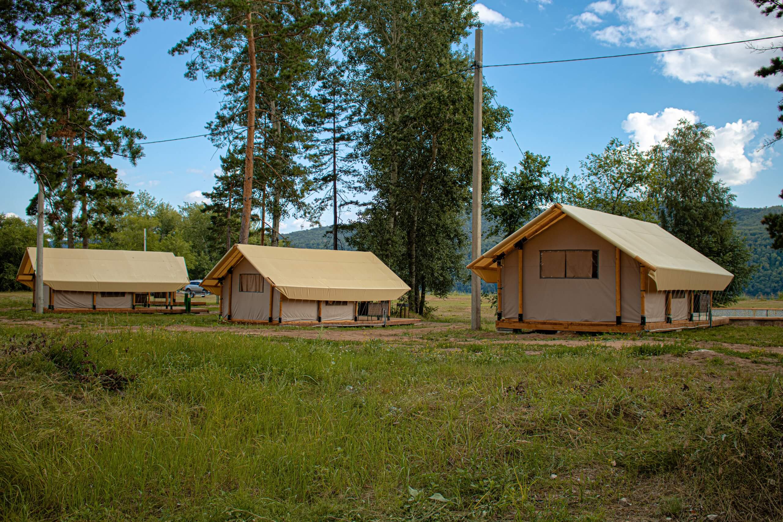 Деревня с палаточными домиками.