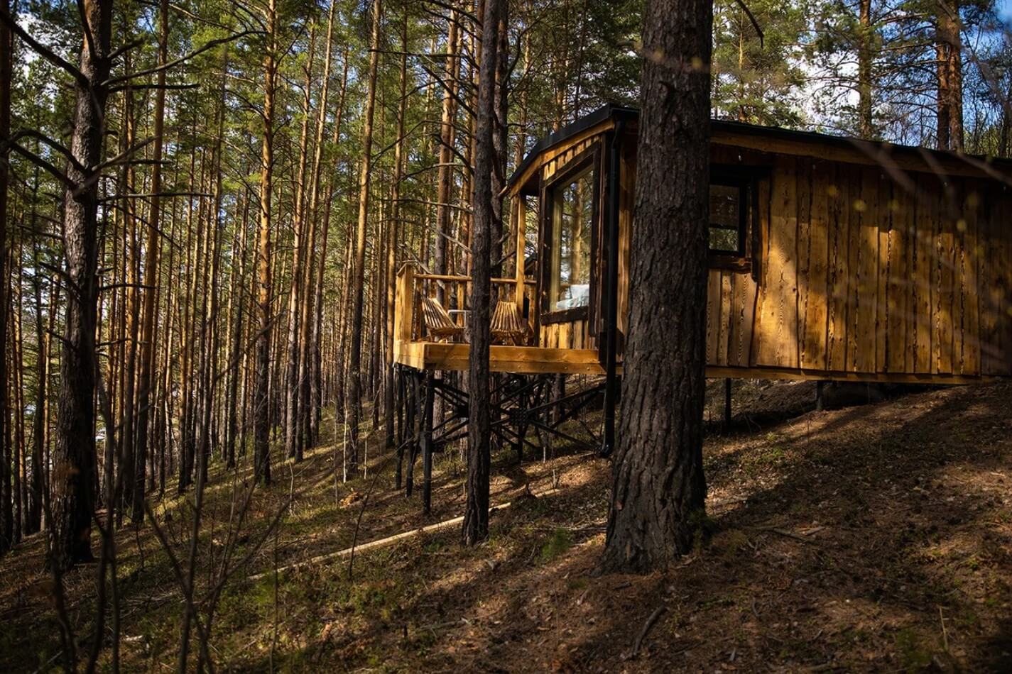 Домики установлены в глухом лесу, на склоне холма с отличным видом.
