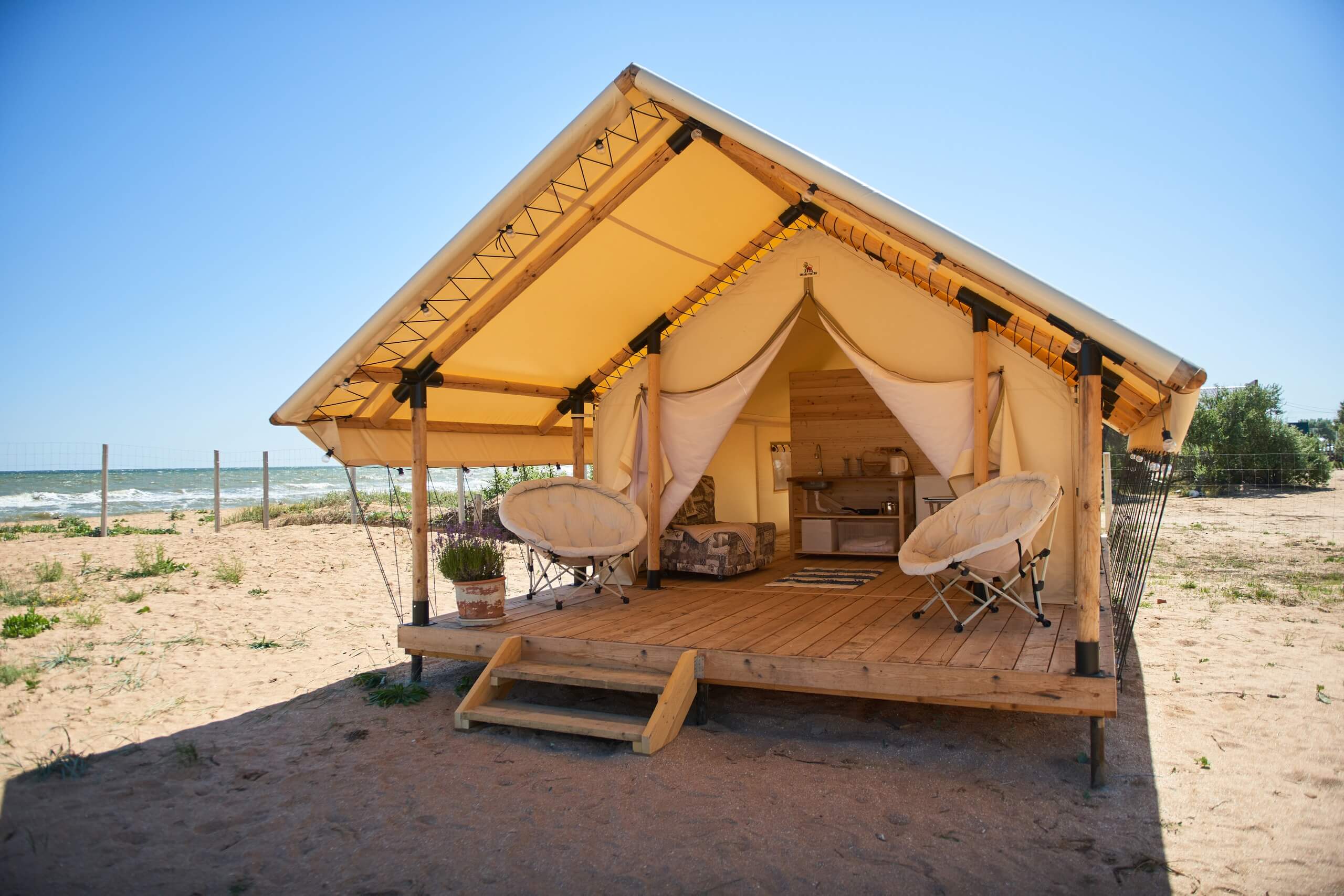 Настоящая "африканская" сафари-палатка у берега Черного моря.