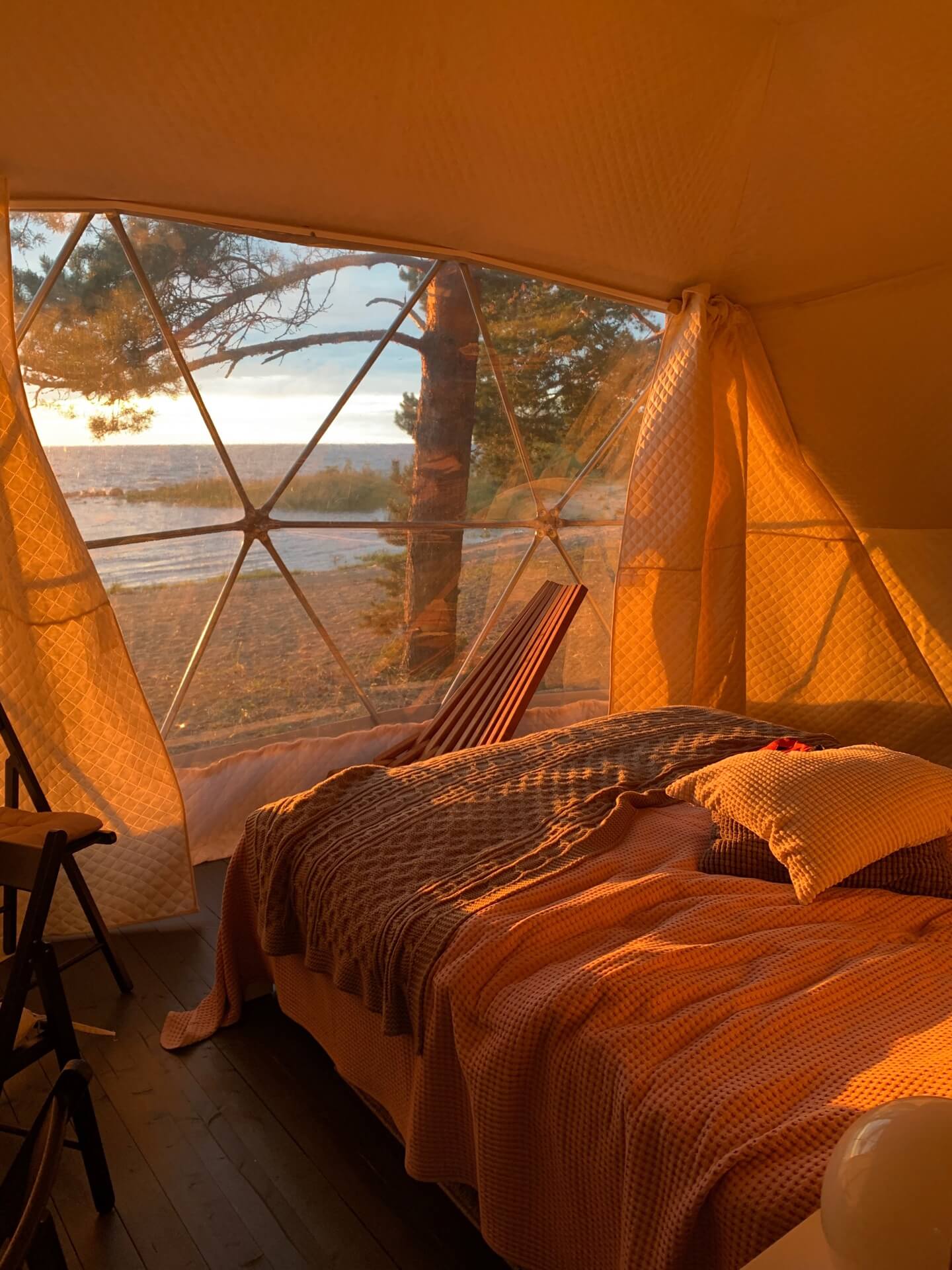 Из под одеяла, с уютной, теплой кровати открывается прекрасный вид на Ладогу.