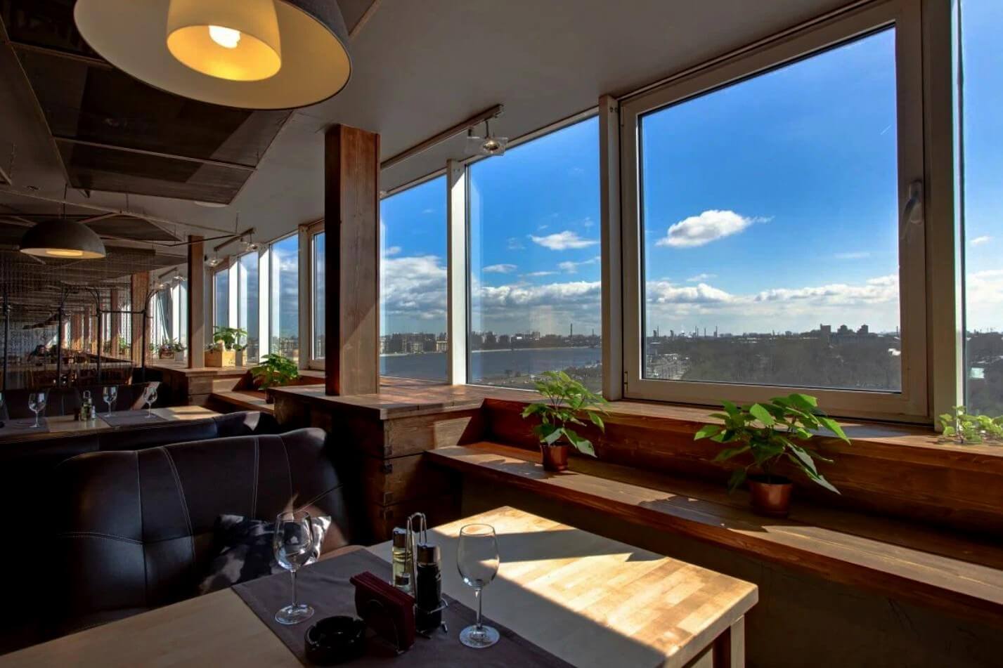 Столик ресторана у широкого, панорамного окна.