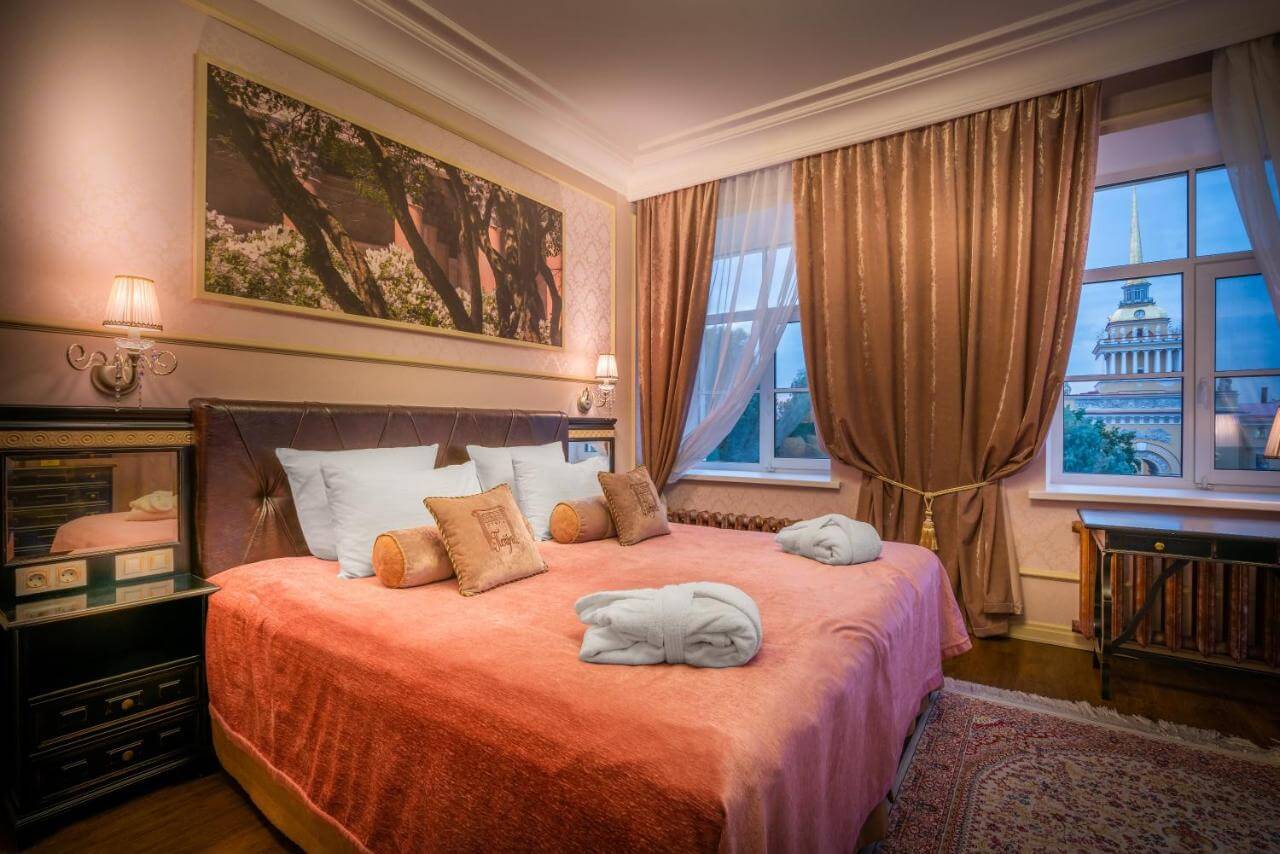 В номере - большая удобная кровать, вид из окна - на Главное здание Адмиралтейства.
