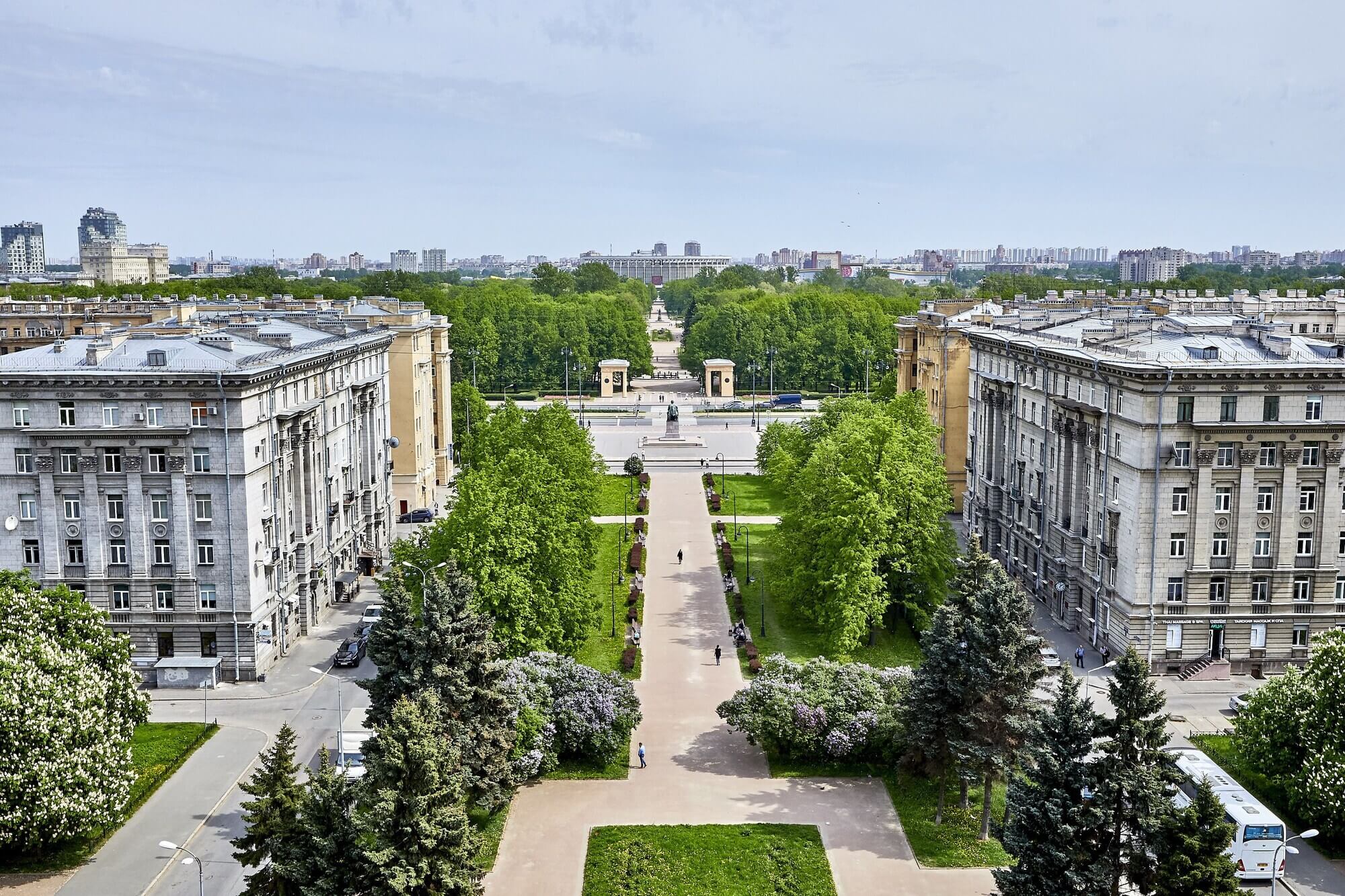 Вид на Питерские "сталинки" и Парк Победы.