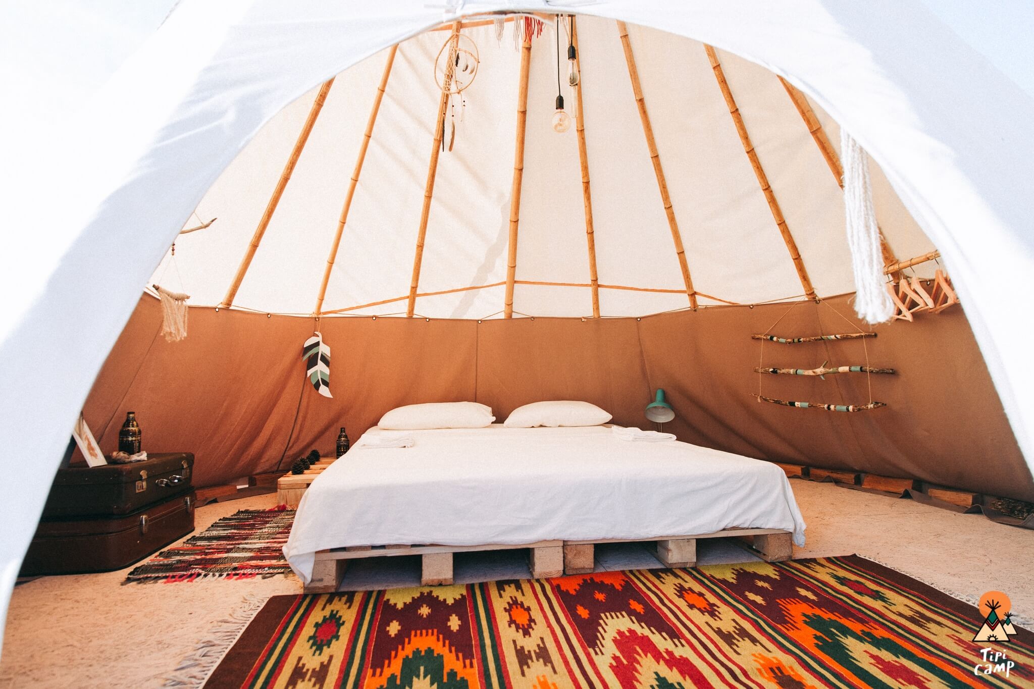 Небольшая, уютная палатка.