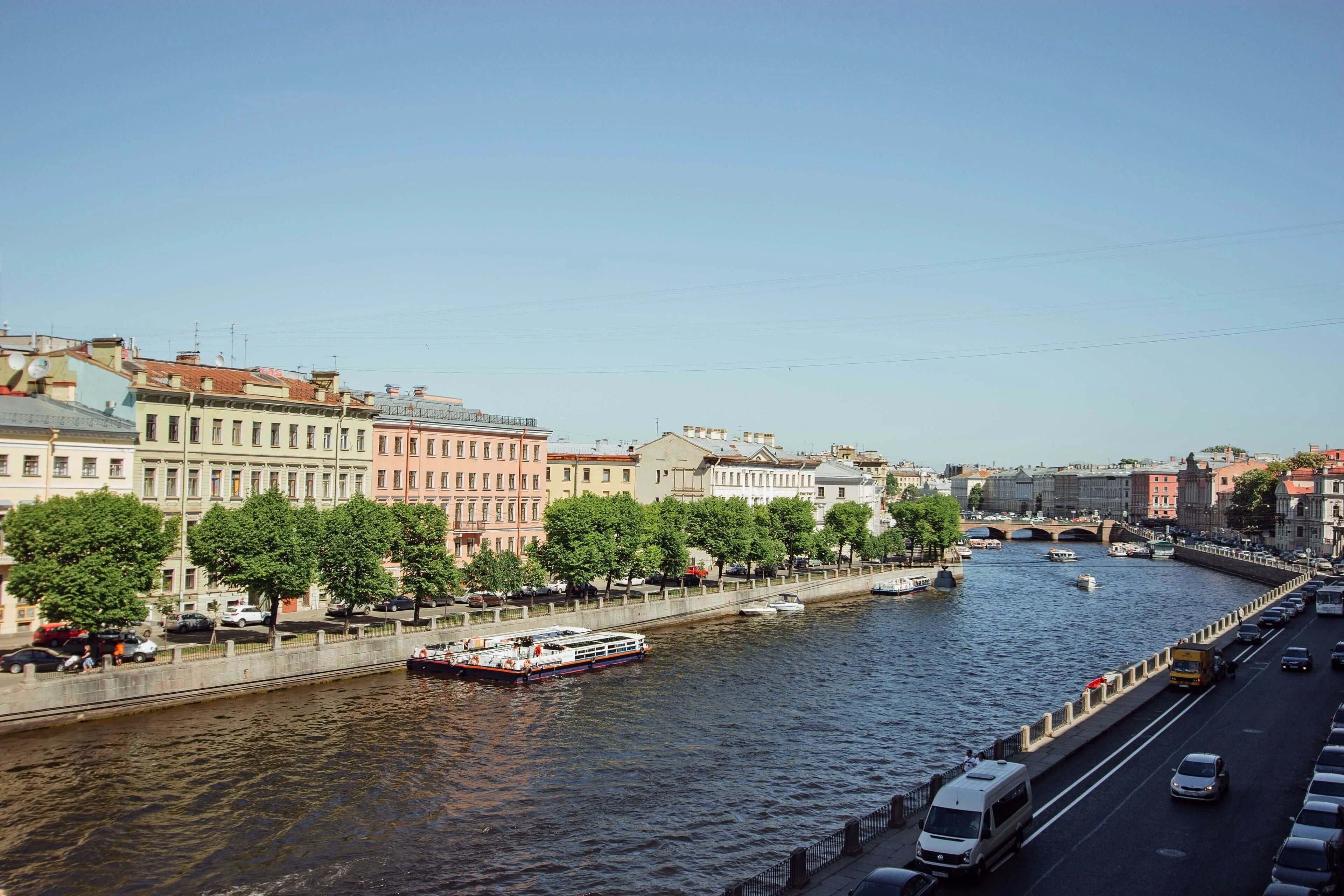 В дали виднеются - дворец Белосельских-Белозерских и Аничков мост.