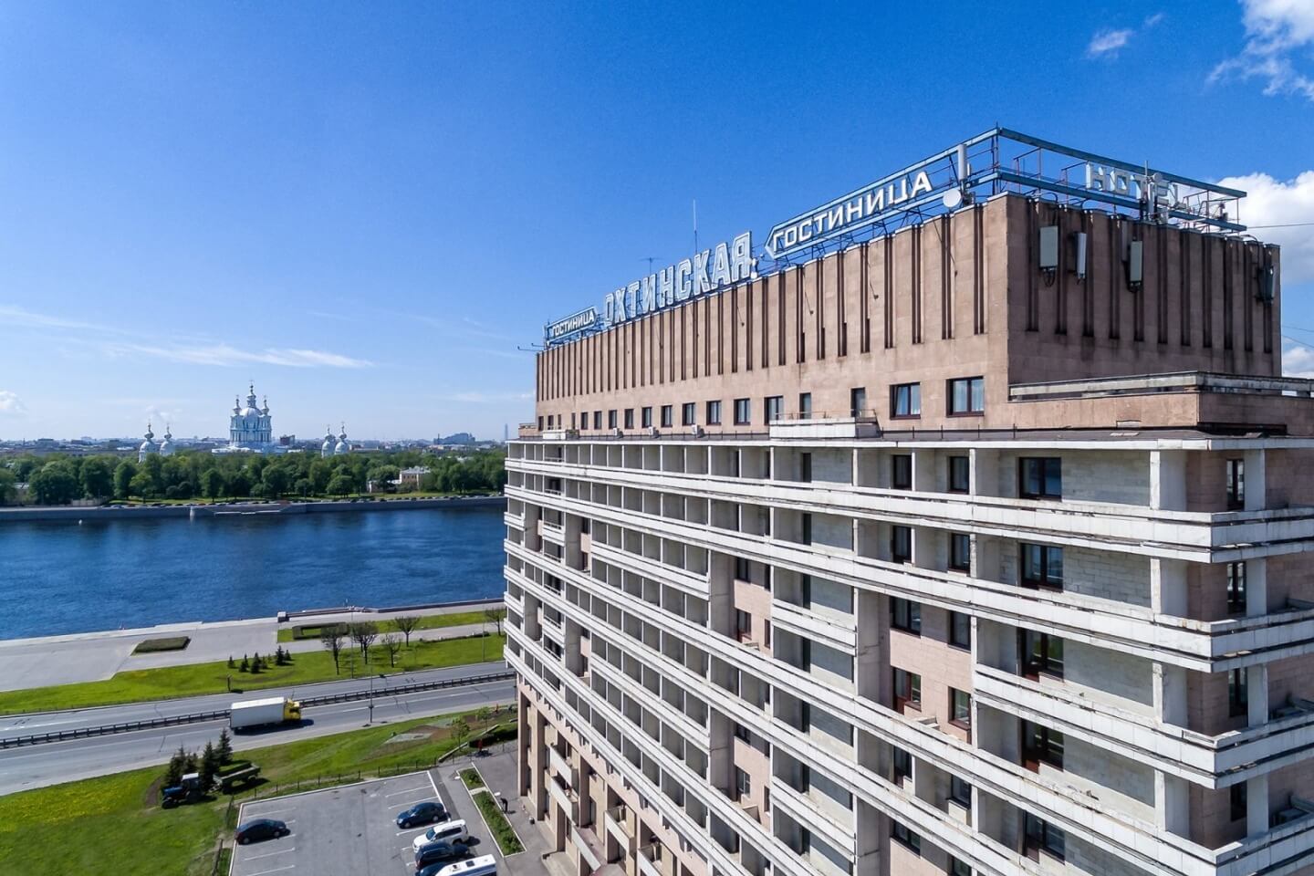 Здание гостиницы - пример советской архитектуры.