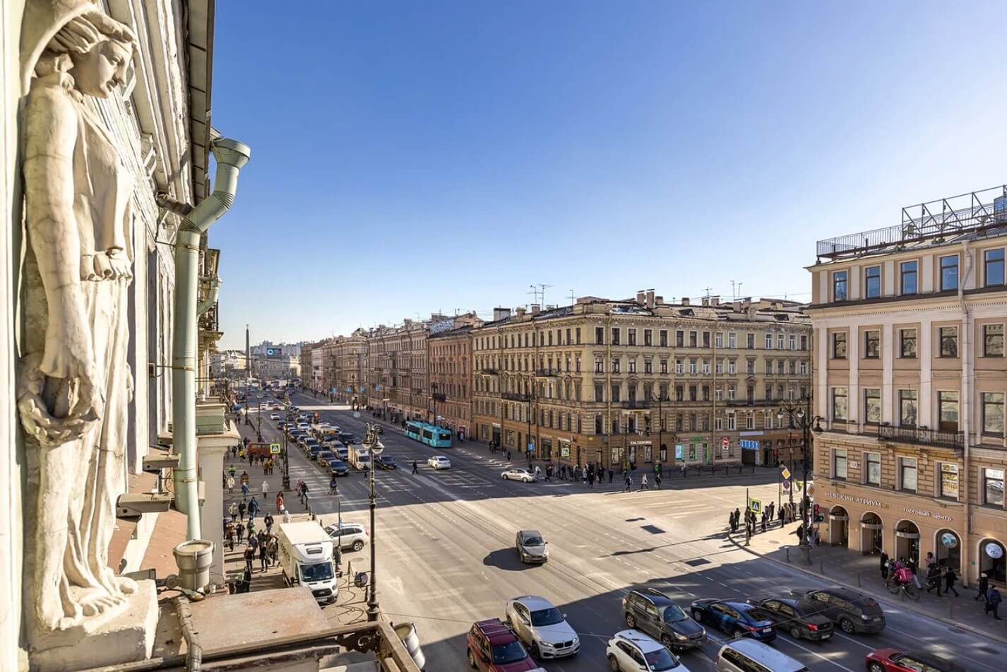 Шикарный вид из окна на главную улицу Санкт-Петербурга.