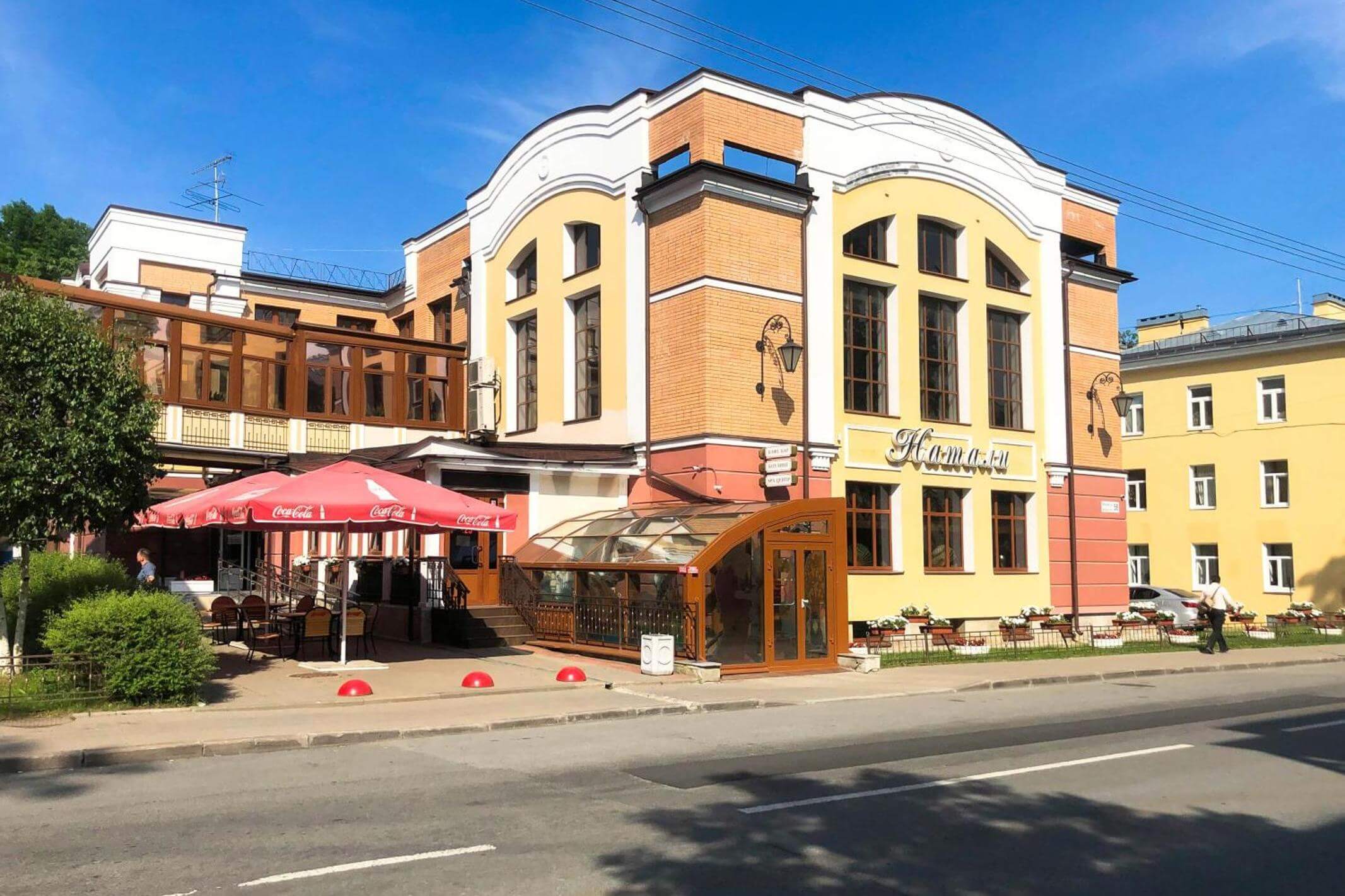 Фасад здания и летний ресторан, вид со стороны улицы.