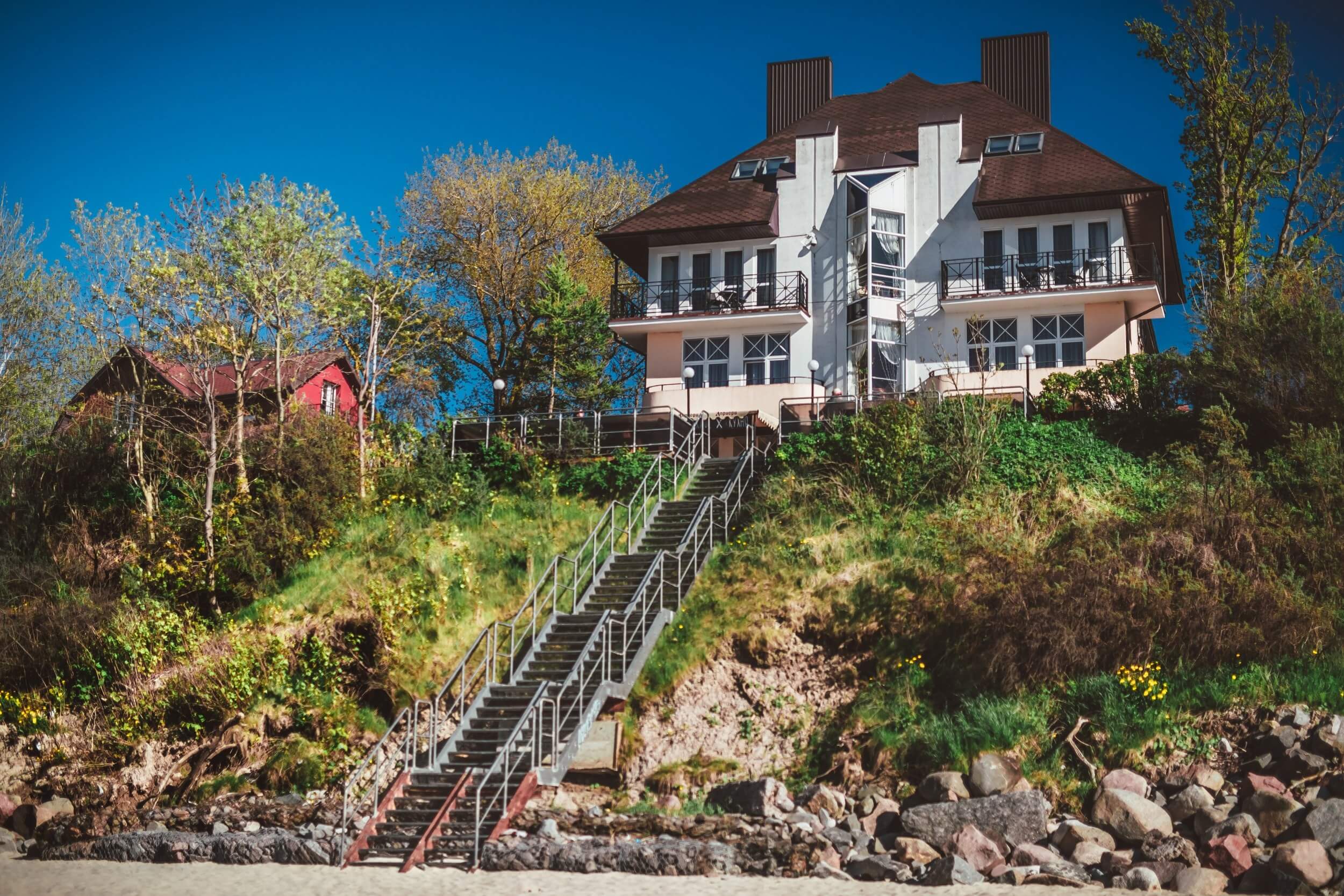 Пляж с отелем соединяет крутая, на несколько пролетов лестница.