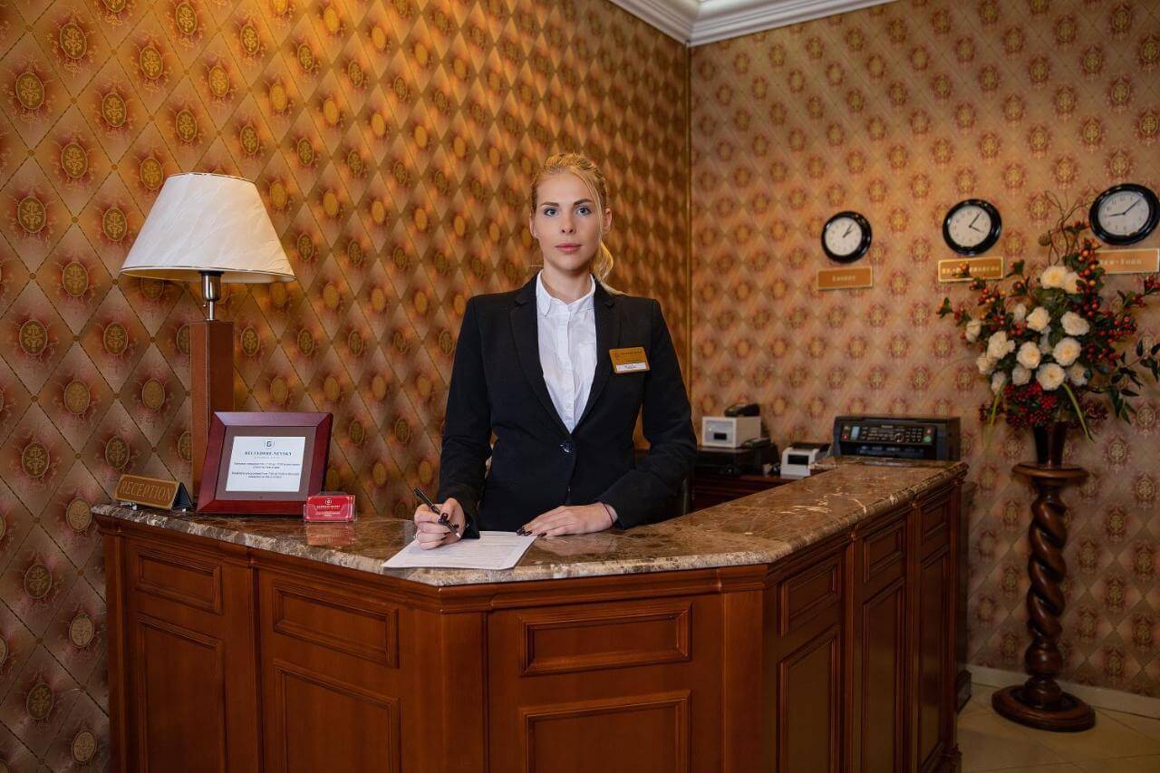 Это Марина, администратор гостиницы.