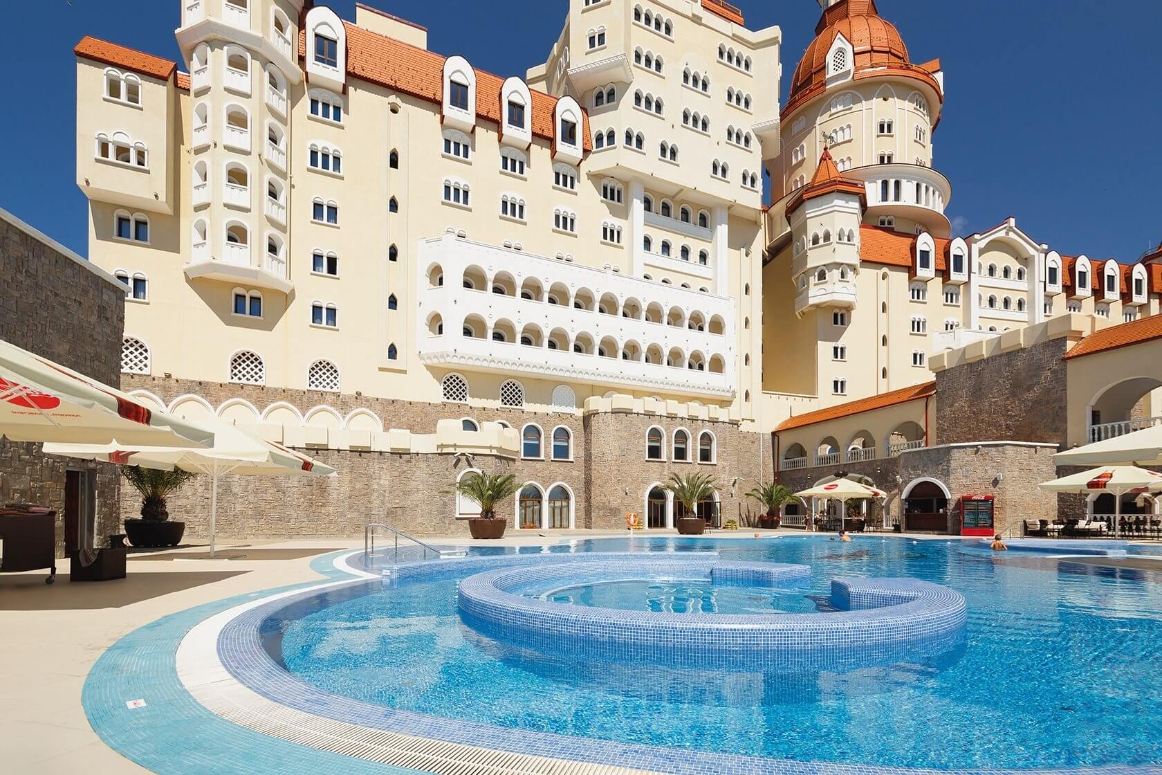 Огромный "отель-замок" - известная достопримечательность Сочи.