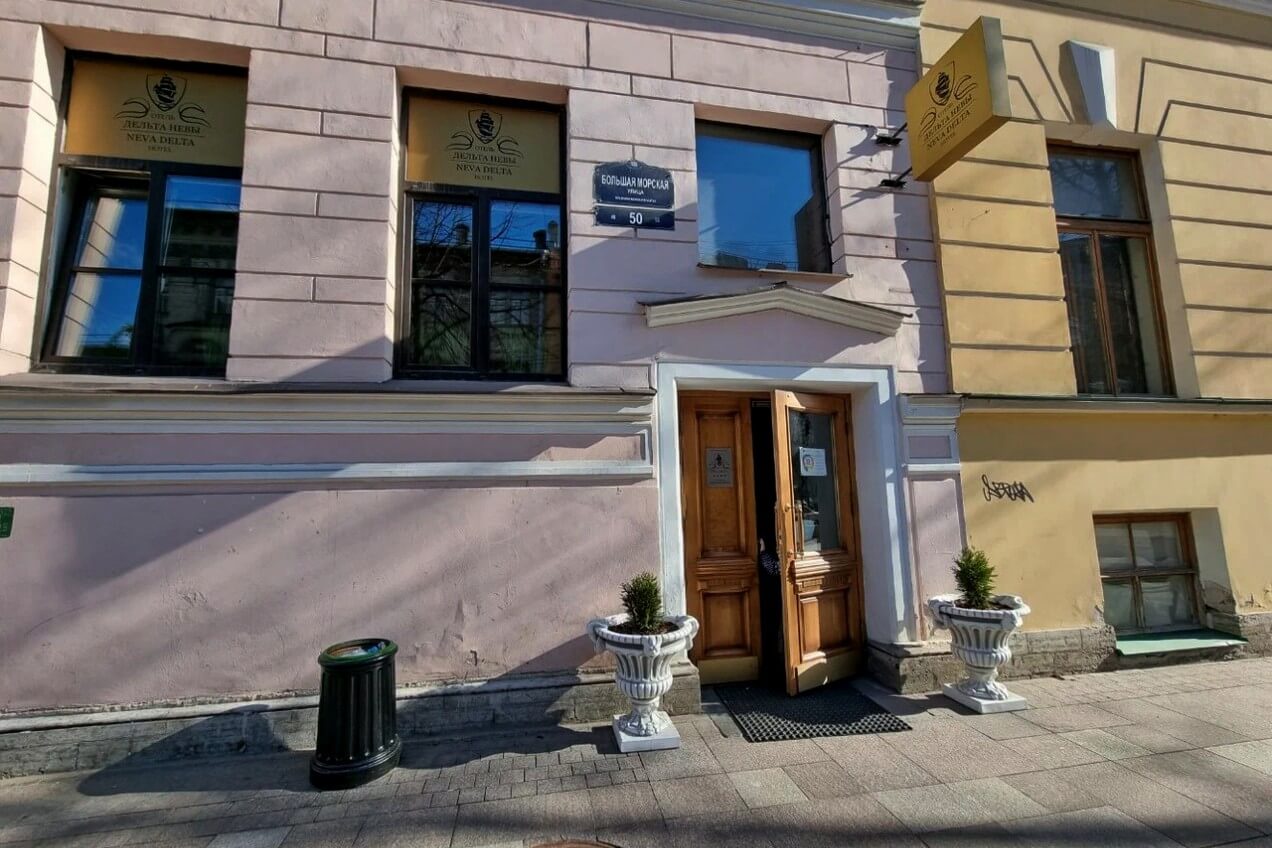 Вход в здание отеля расположен со стороны улицы.