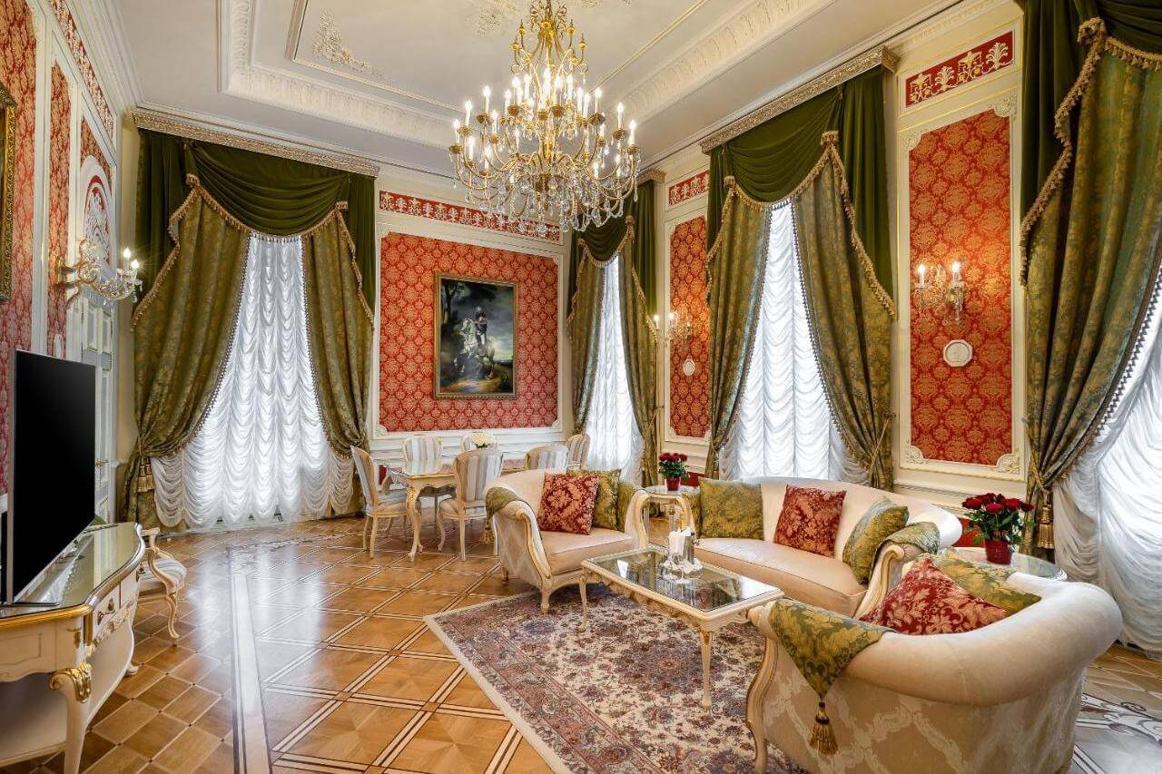 Возможность пожить в настоящем дворце Петровской эпохи.