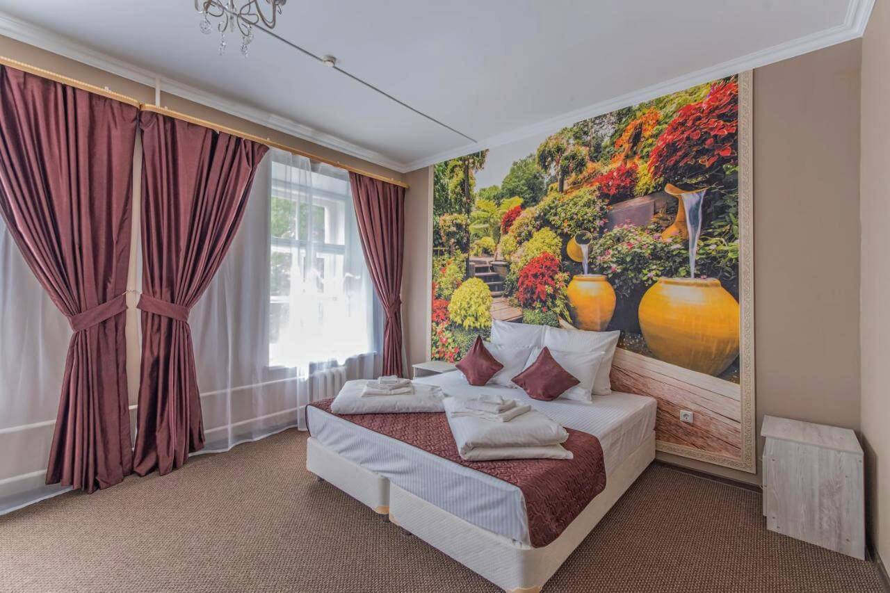 На стене, у изголовья кровати, большое панно-фотообои. С изображением райских, цветущих садов.