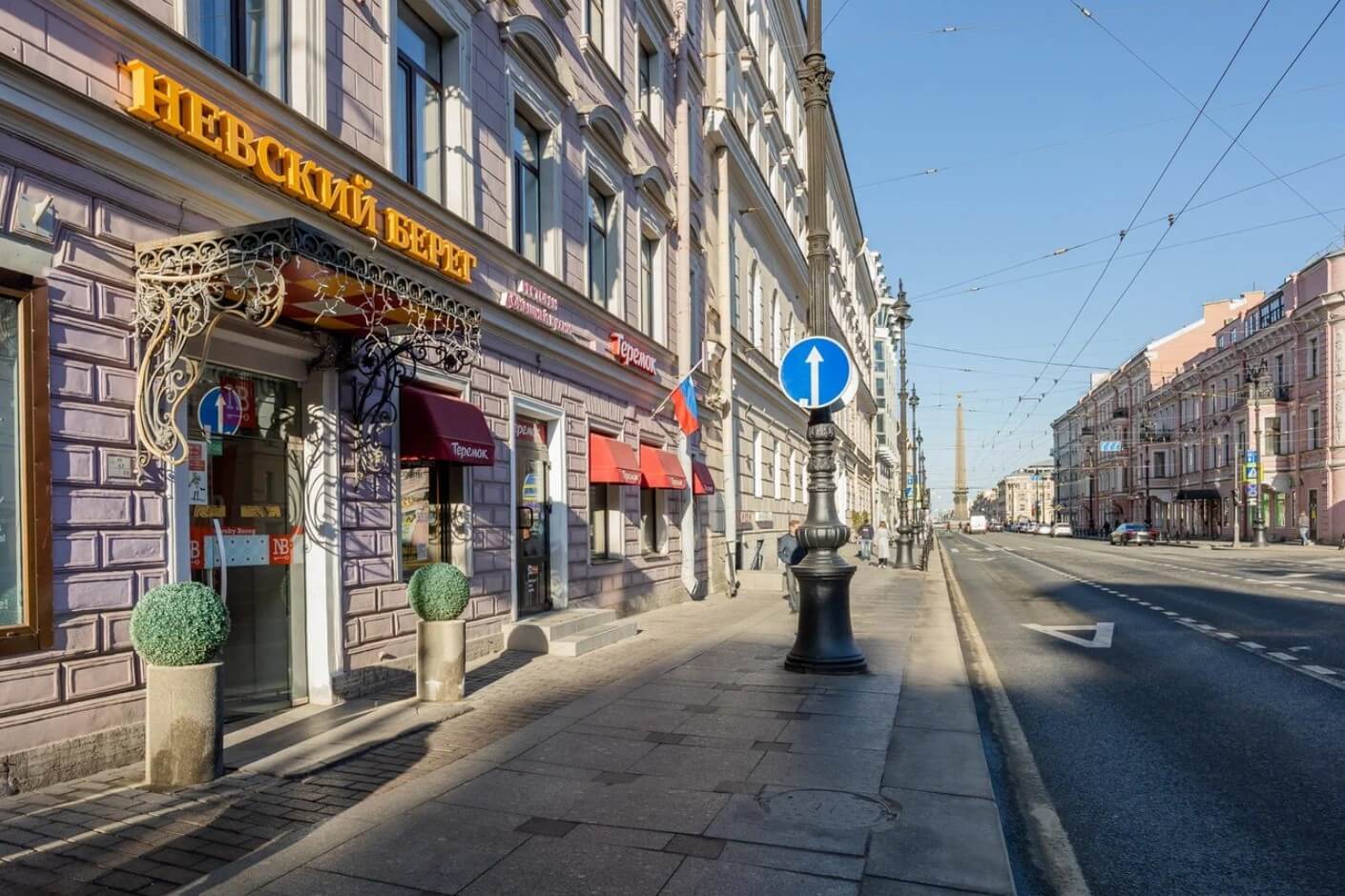 Вход расположен со стороны Невского проспекта.