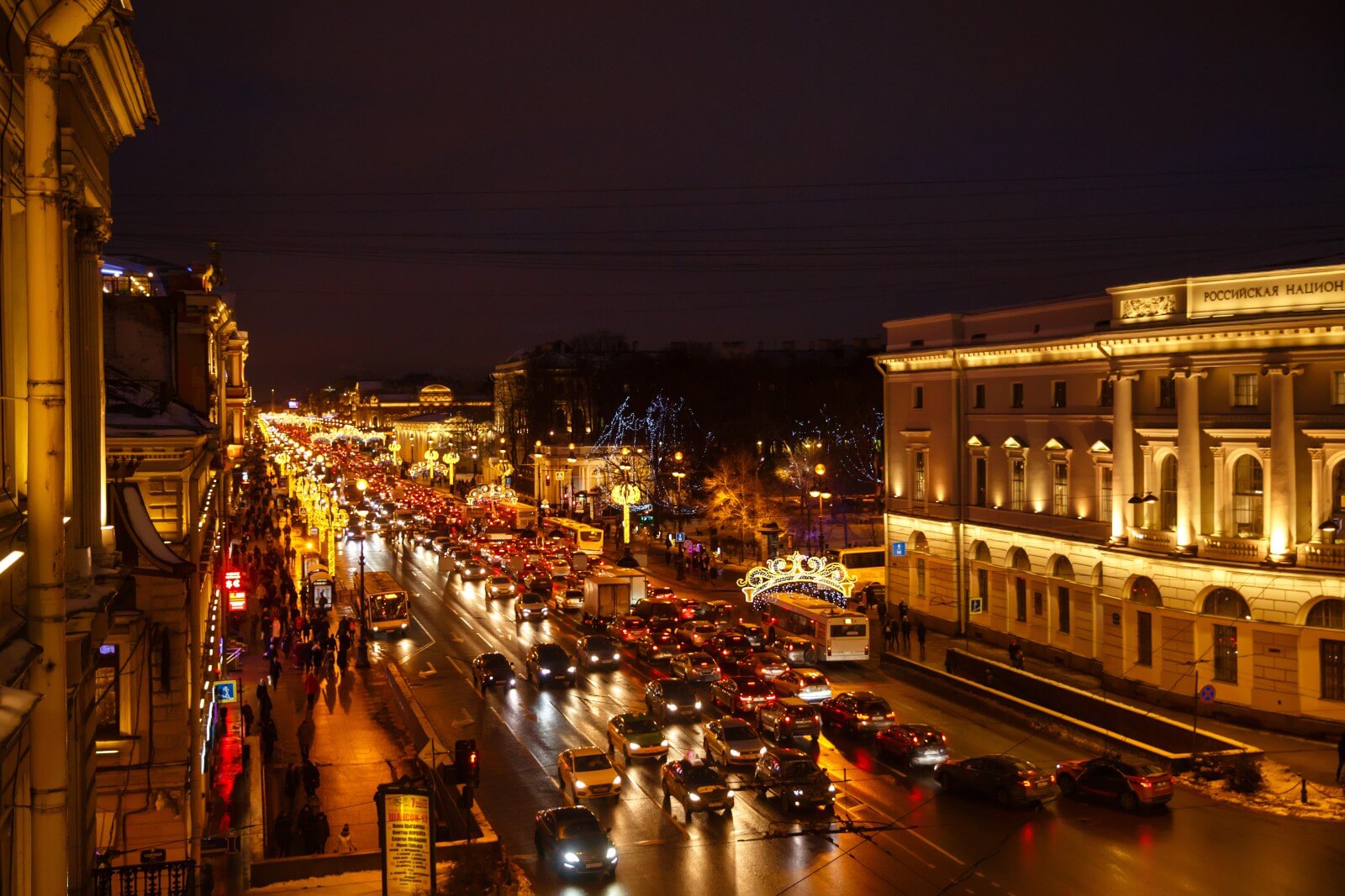 Вечерние огни главной улицы Санкт-Петербурга.
