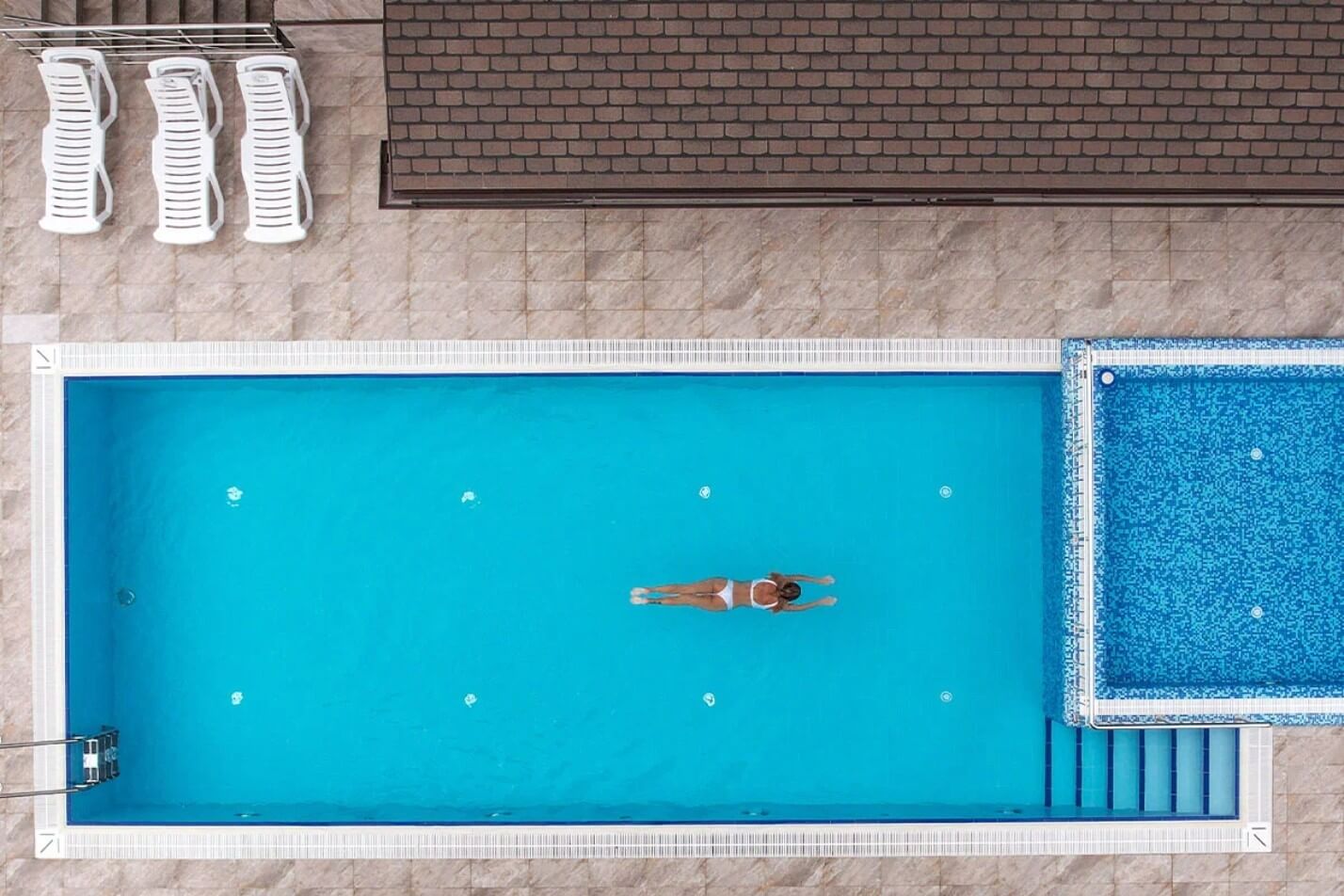 Девушка в бассейне, панорамный вид с верху.