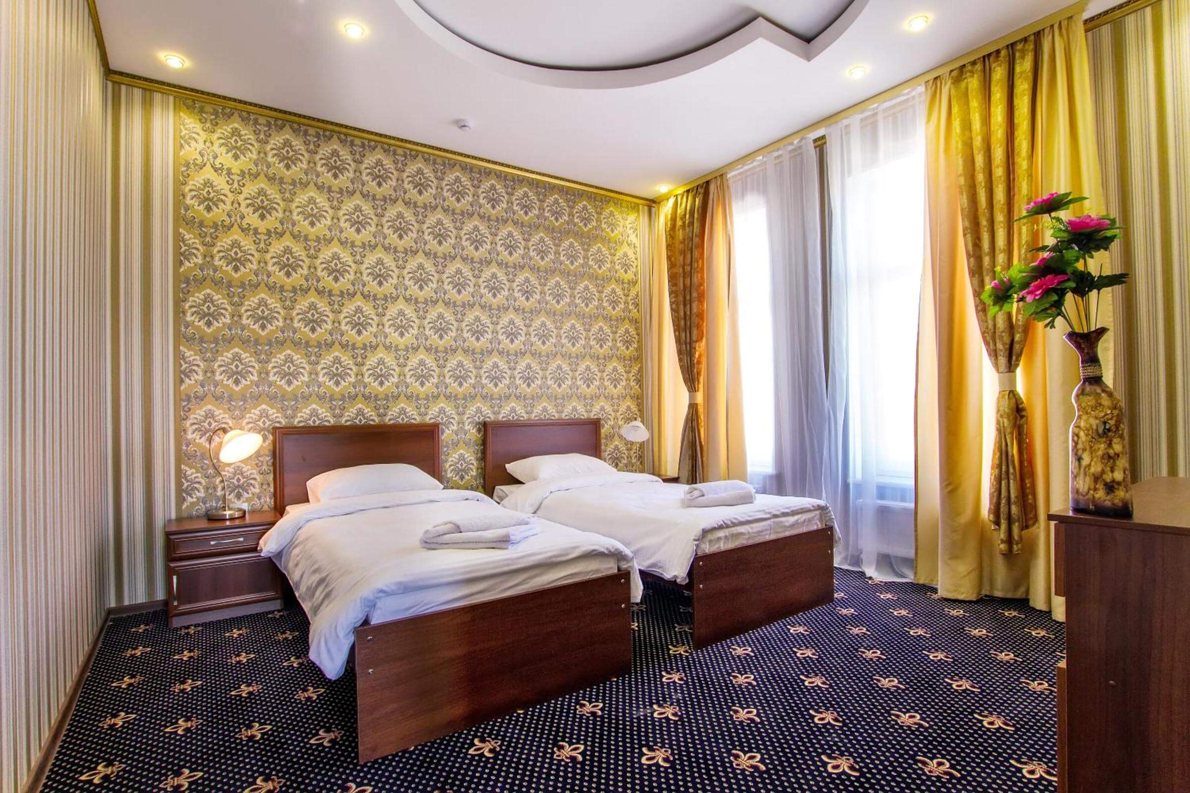 На полу в номерах постелен классический "гостиничный" ковролин с узором.