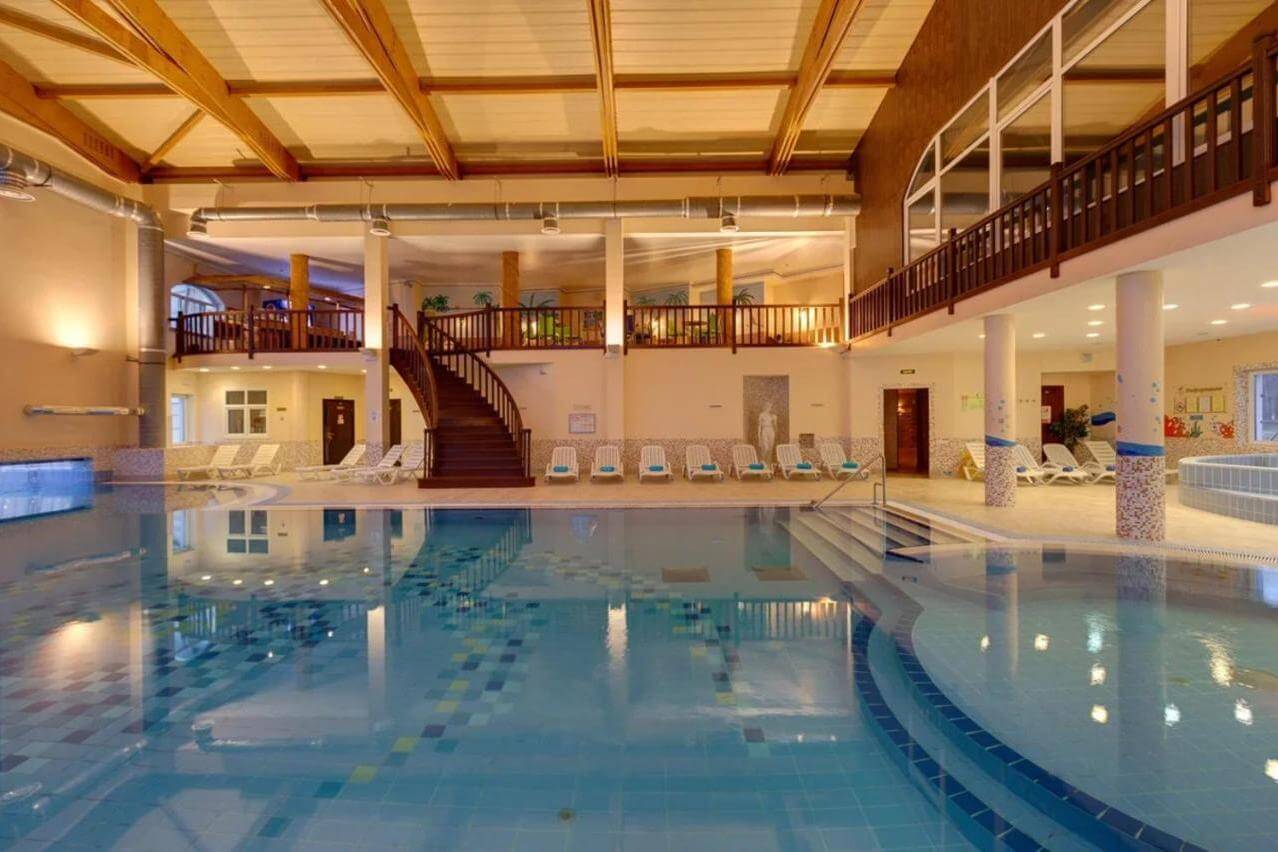 В бассейне есть разные зоны для отдыха. На втором этаже столики для отдыха.