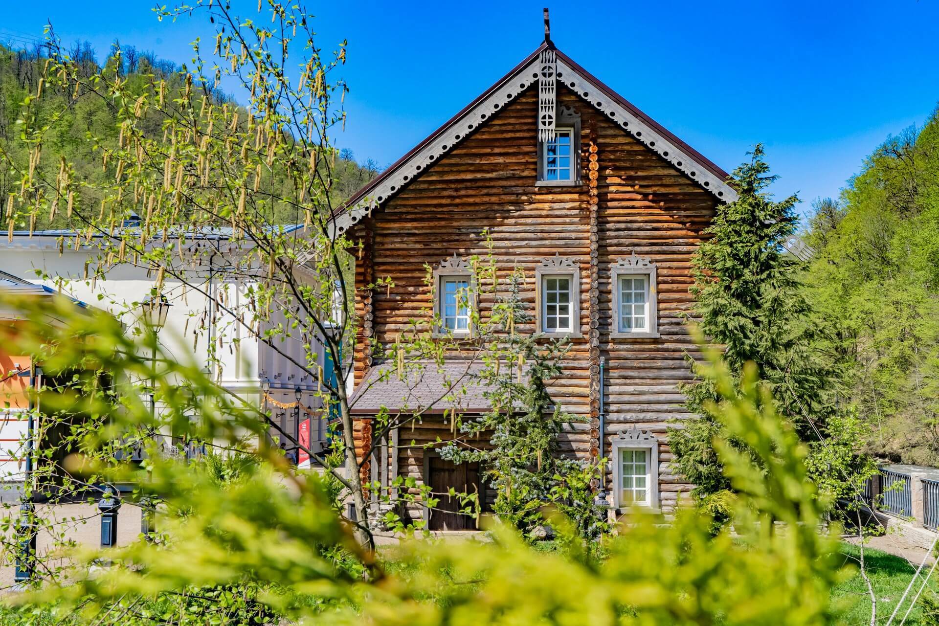Дом построен в стиле "русского деревянного зодчества".
