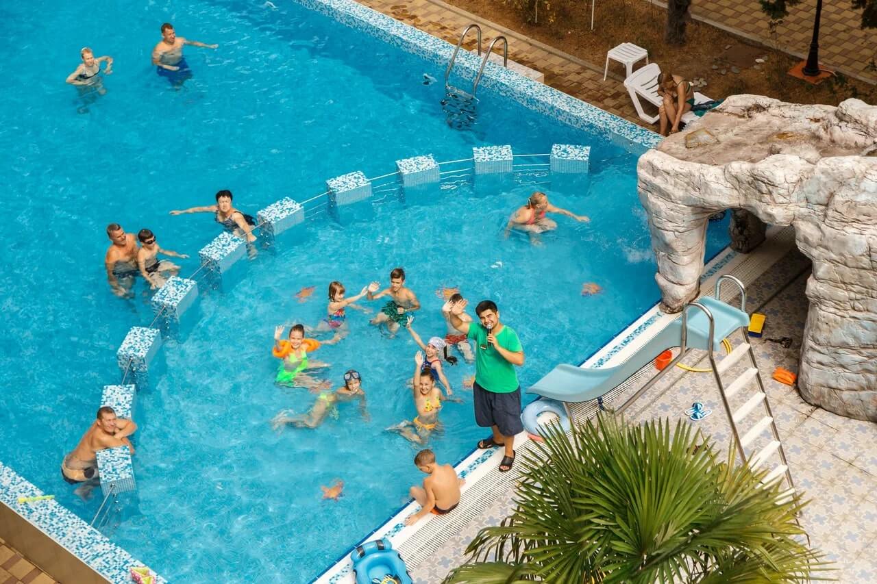 У бассейна проводятся различные занятия для детей.