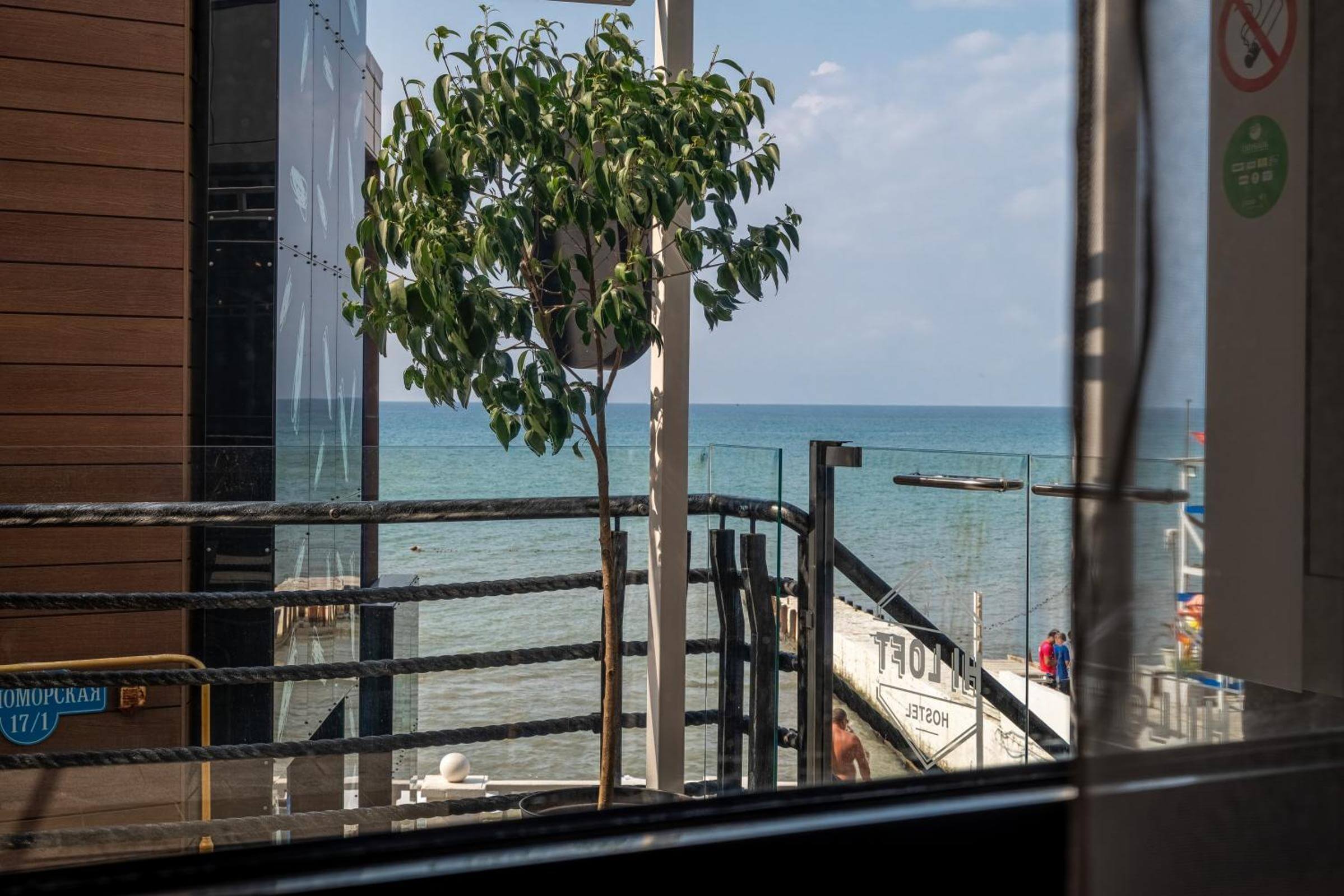 Берег Черного моря, буквально, в нескольких шагах от дверей отеля.