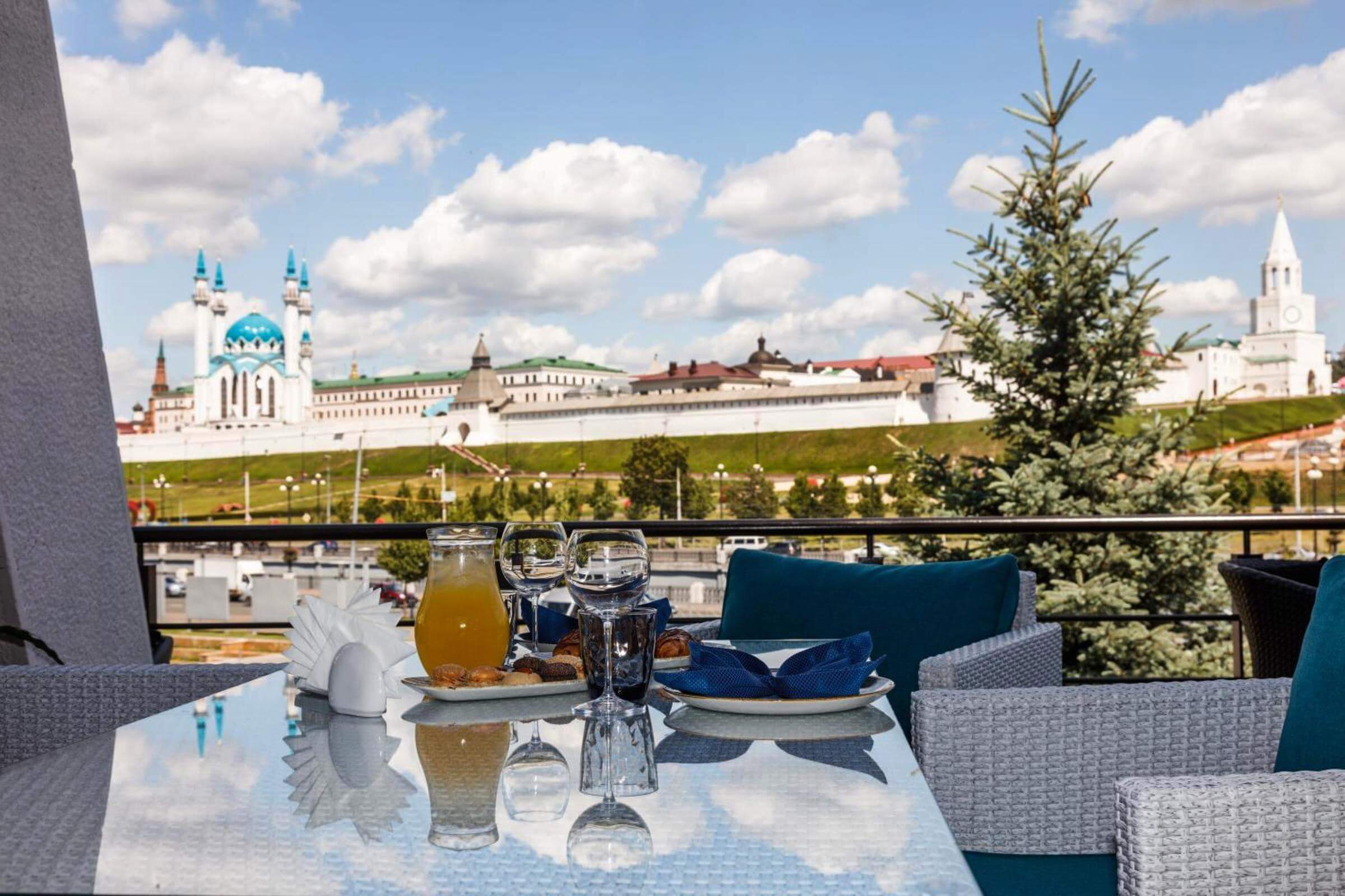 Визитная карточка отеля - ресторан с видом на стены Казанского кремля.