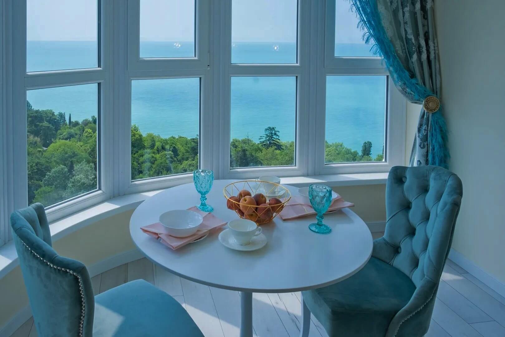 Завтрак у панорамного окна, идеальное начало дня.