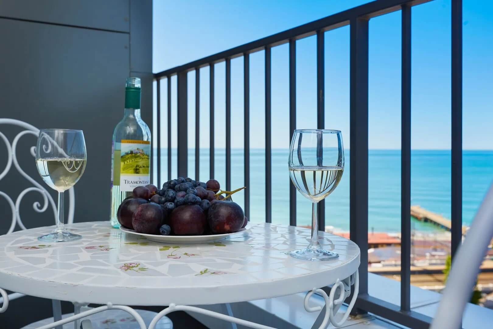 Море, вино и фрукты.