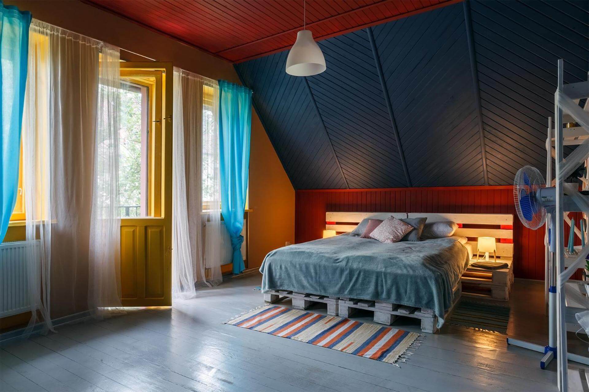 Яркие цвета в интерьере. Основание кровати - из деревянных поддонов.