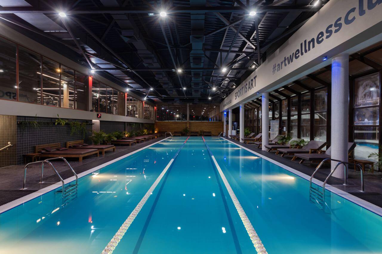 На втором этаже - спортзал с видом на плавательные дорожки бассейна.