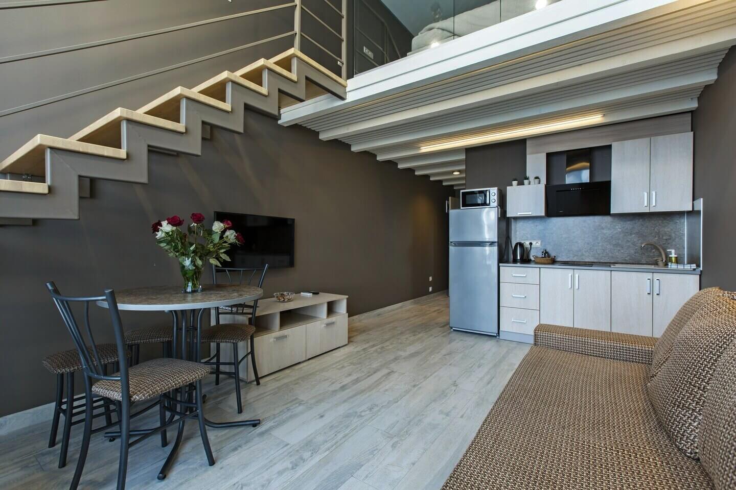 На первом уровне - кухня, вверху - спальная зона.