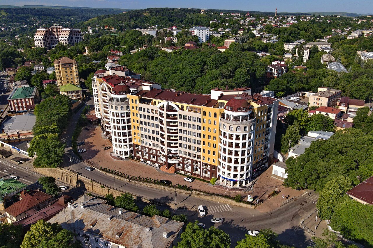 Панорамный снимок с высоты на здание отеля.