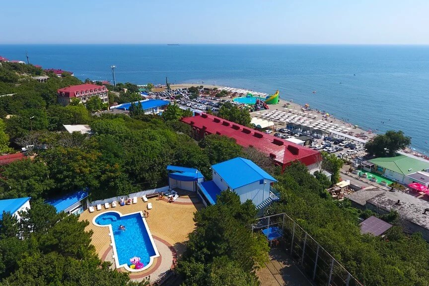 Панорамный вид на территорию базы отдыха, пляж и Черное море.