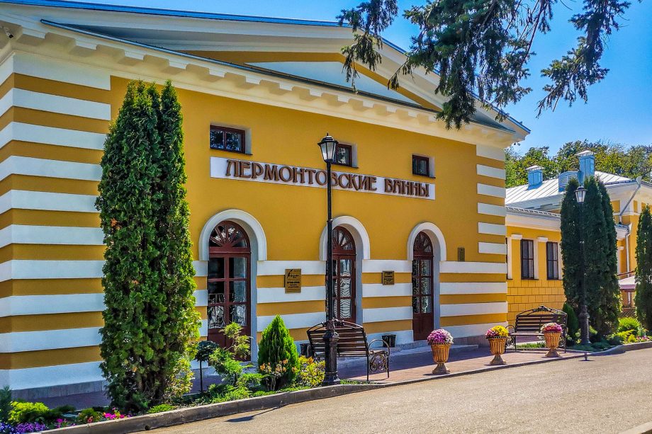 Гостиница расположена в красивом отреставрированном здании с желтым фасадом.