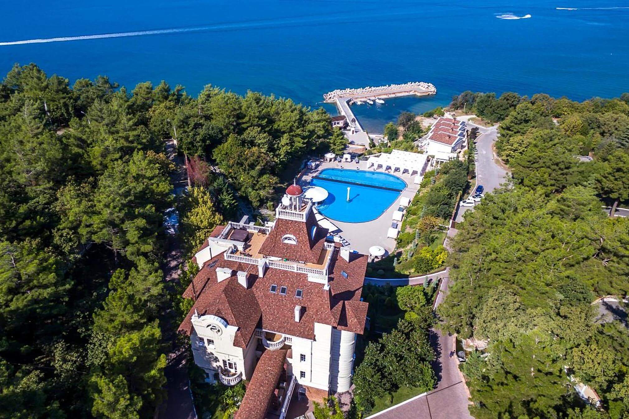 Панорамный вид на отель и Черное море.