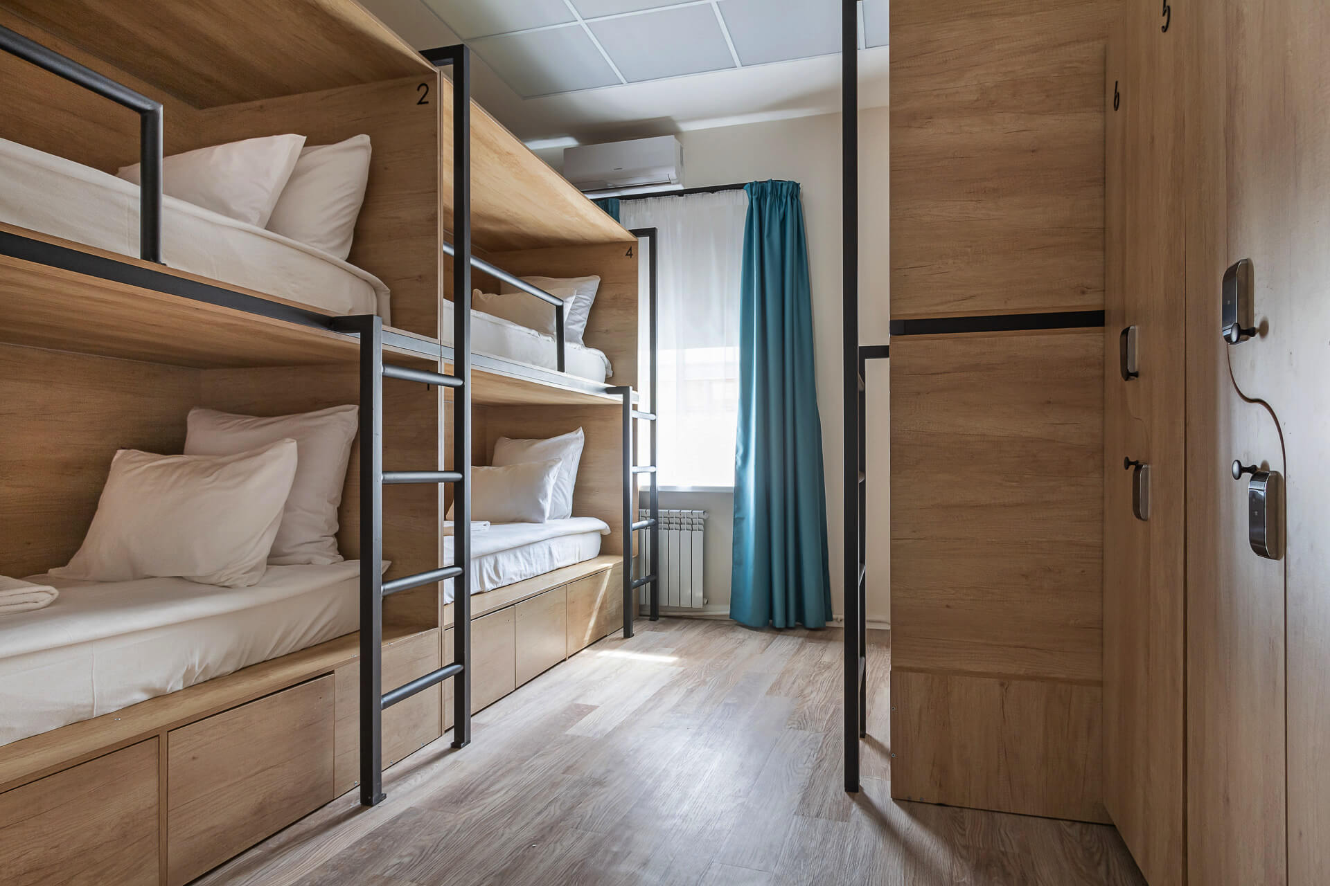 Светло и просторно. Деревянные кровати и шкафчики.