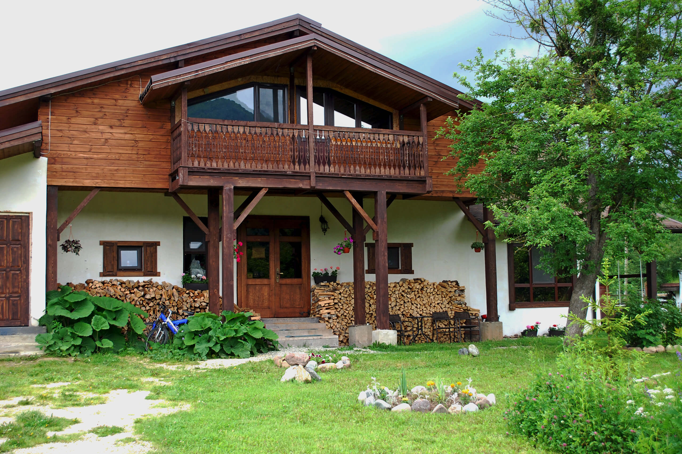 Фасад гостиницы стилизован под "альпийские" или "баварские" традиционные дома.