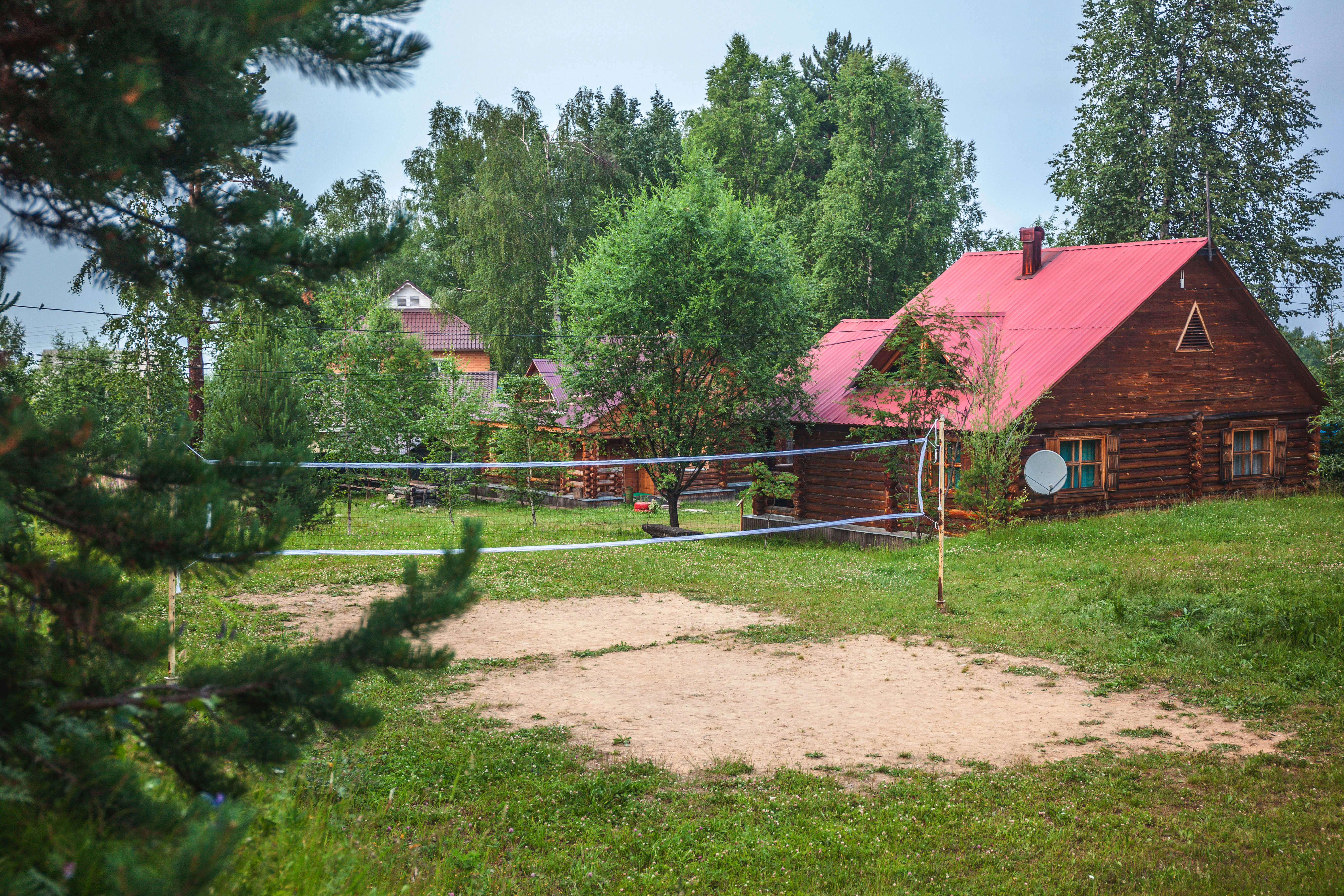 Между домами есть площадка с волейбольной сеткой.
