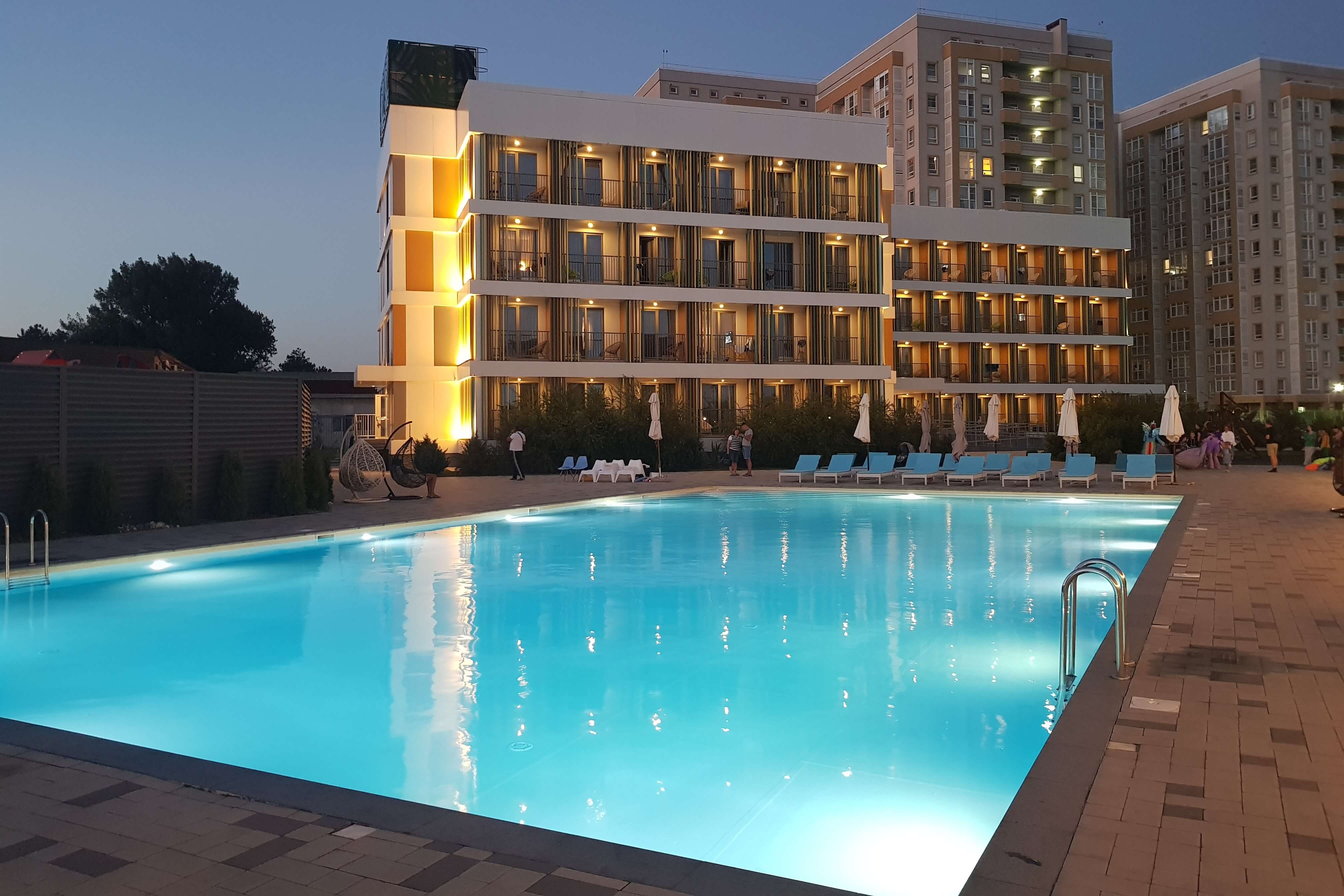Вечером фасад отеля и бассейн красиво подсвечиваются.